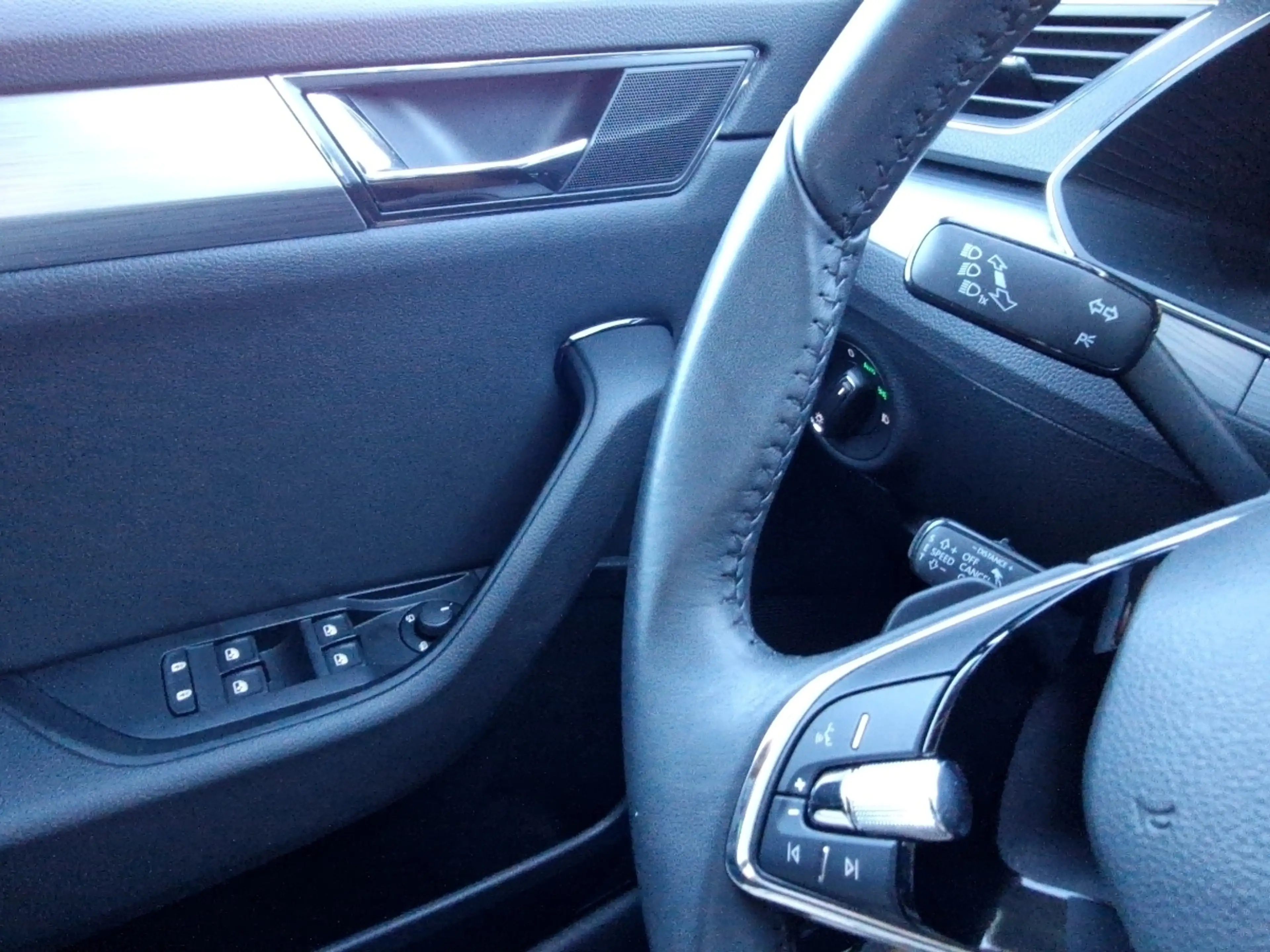 Skoda Superb Combi 2.0 TDI Ambition DSG LED AHK Navi ACC — photo 13