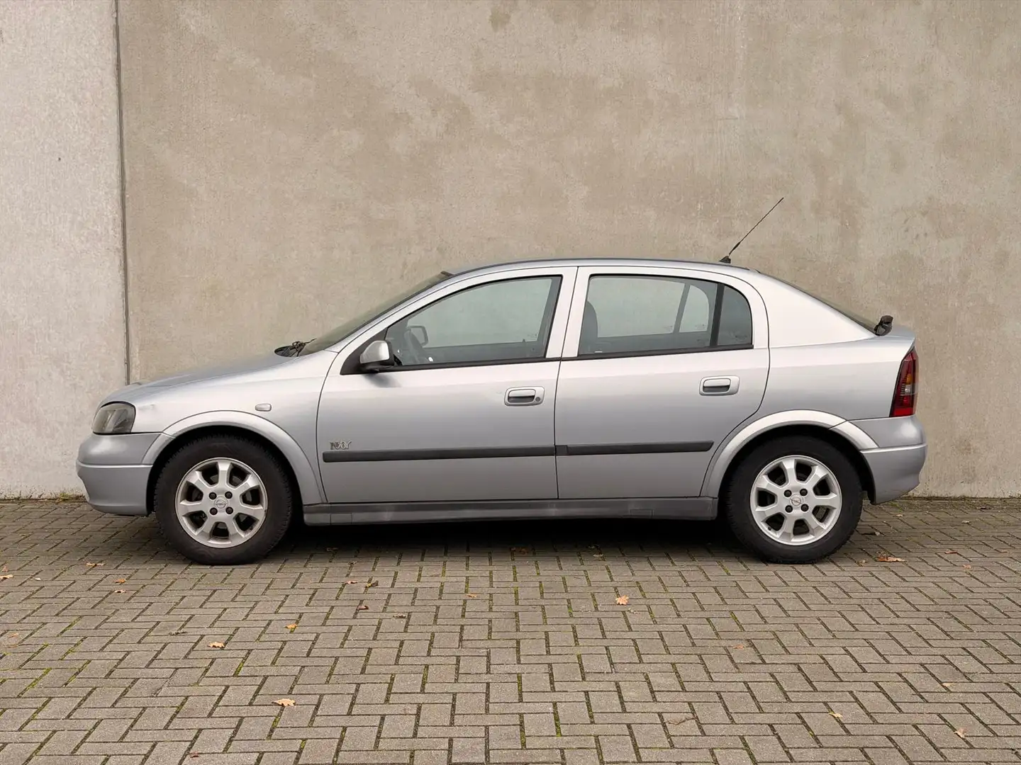 Opel Astra 1.6 Njoy Ori NL NAP Airco 15'' CV Elek pakket Grijs - 2