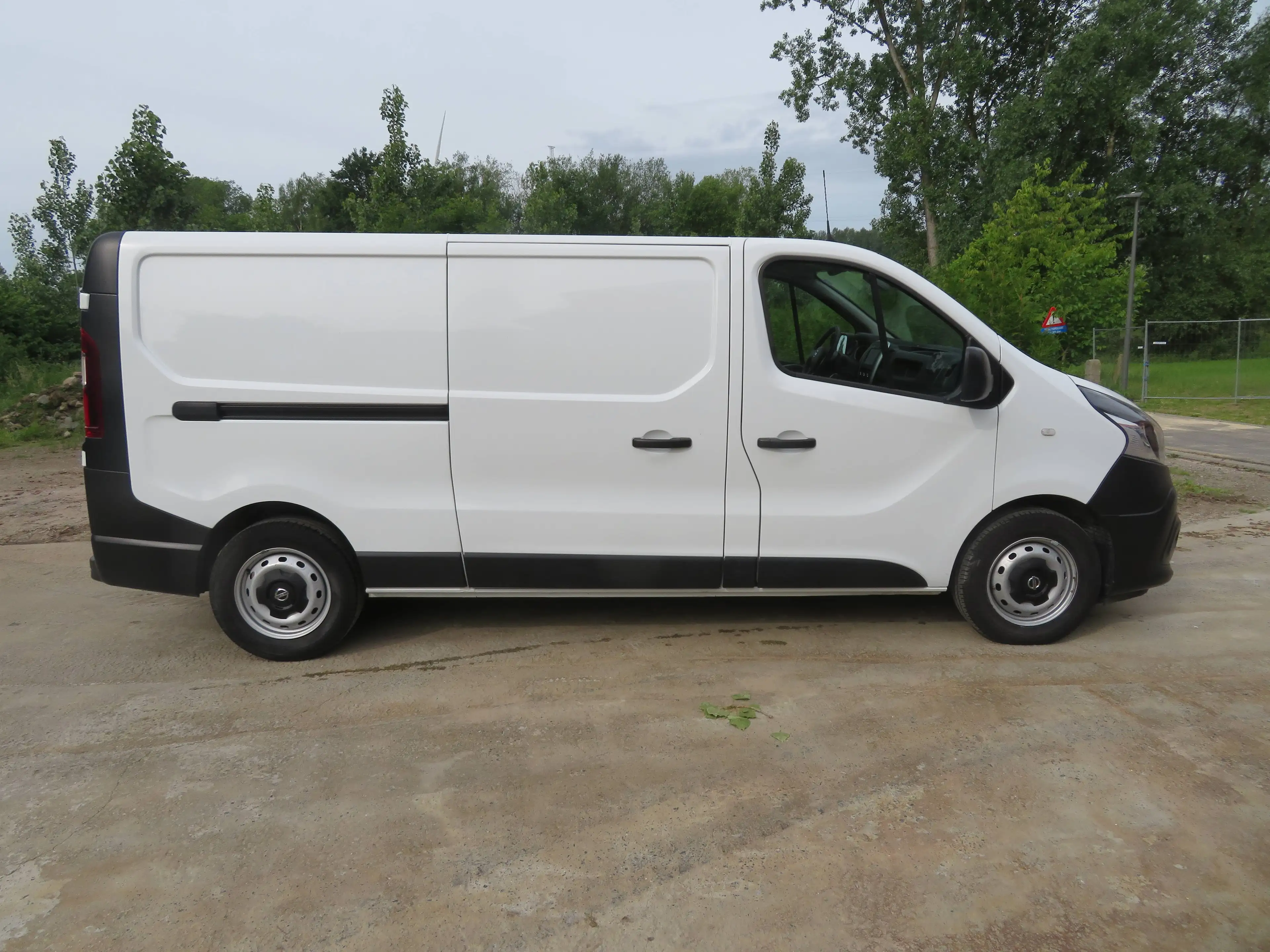 Nissan NV300 2.0dCi — photo 8