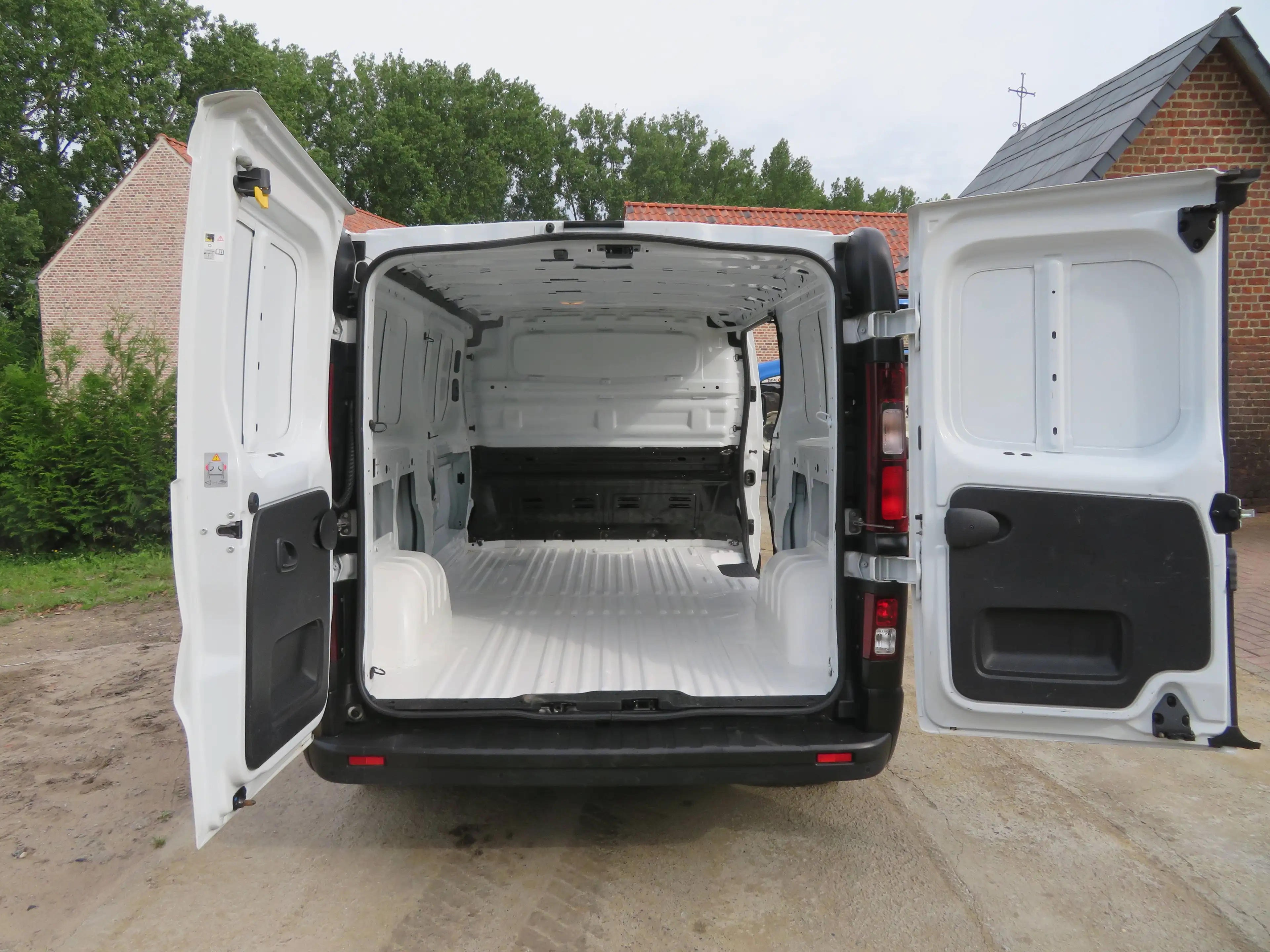Nissan NV300 2.0dCi — photo 10
