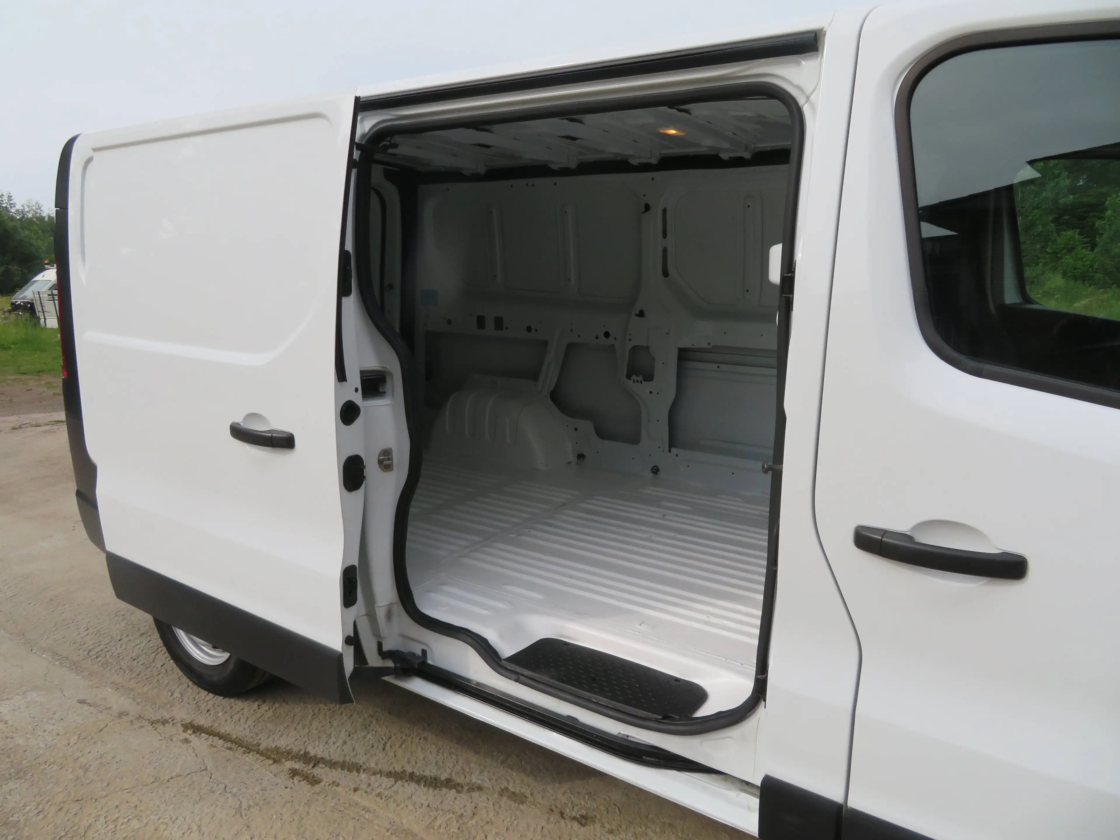 Nissan NV300 2.0dCi — photo 9