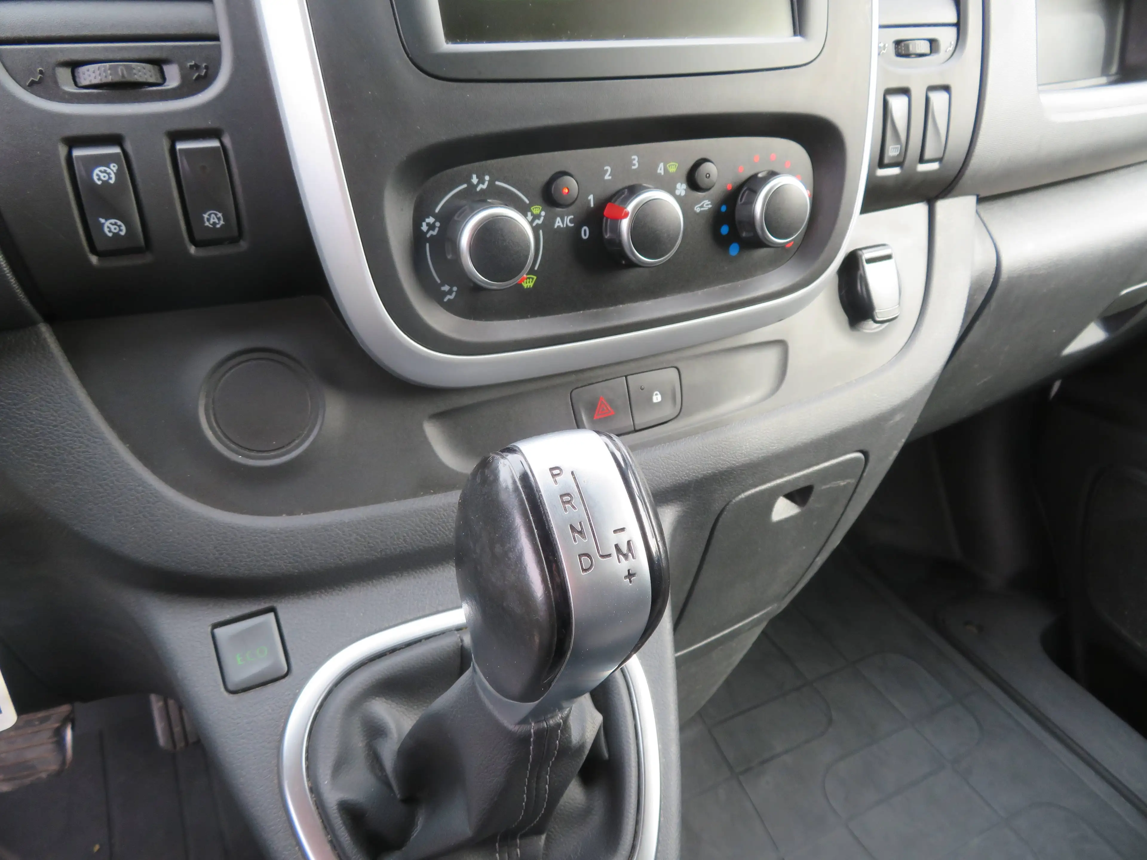 Nissan NV300 2.0dCi — photo 12
