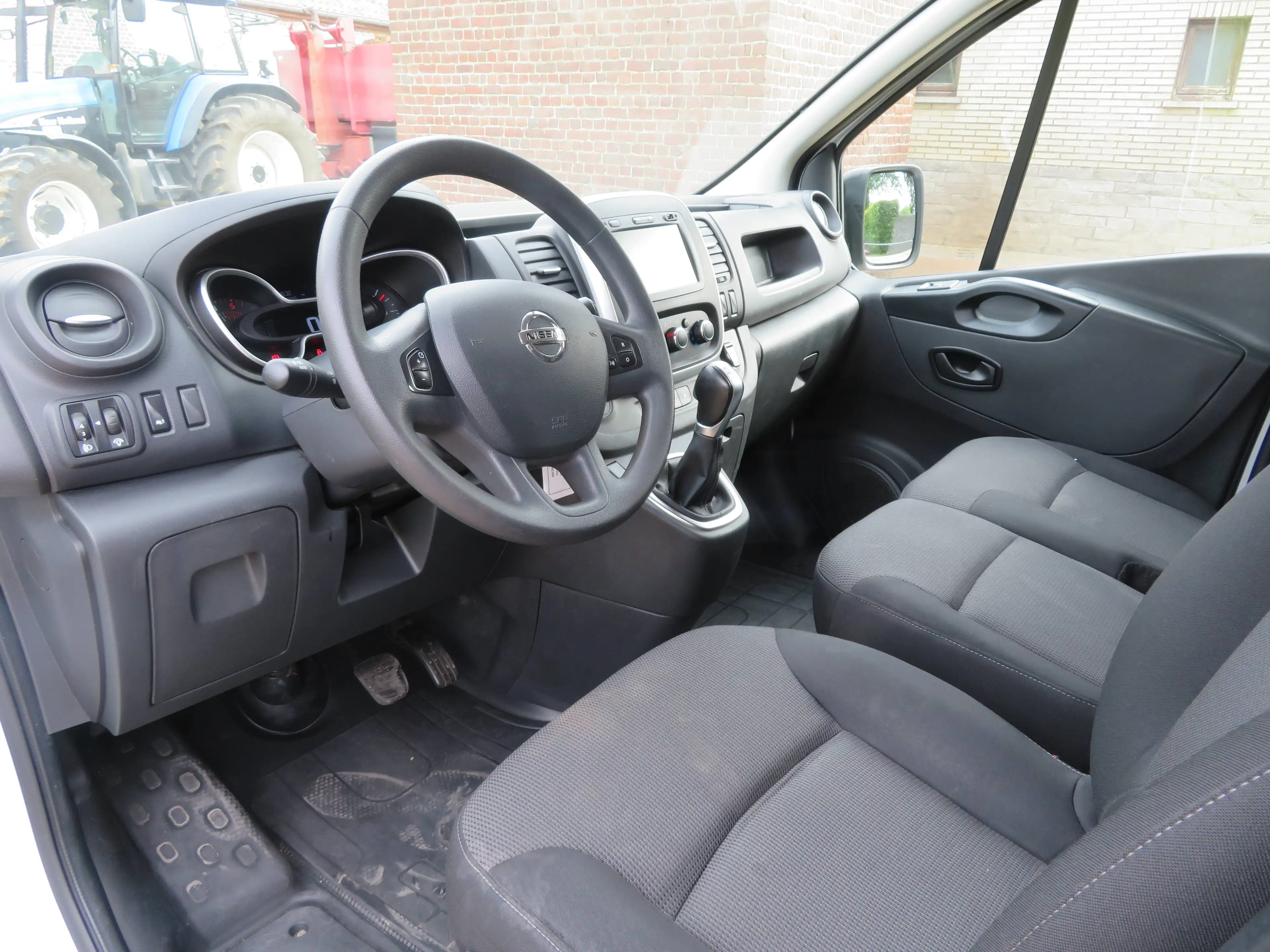 Nissan NV300 2.0dCi — photo 11