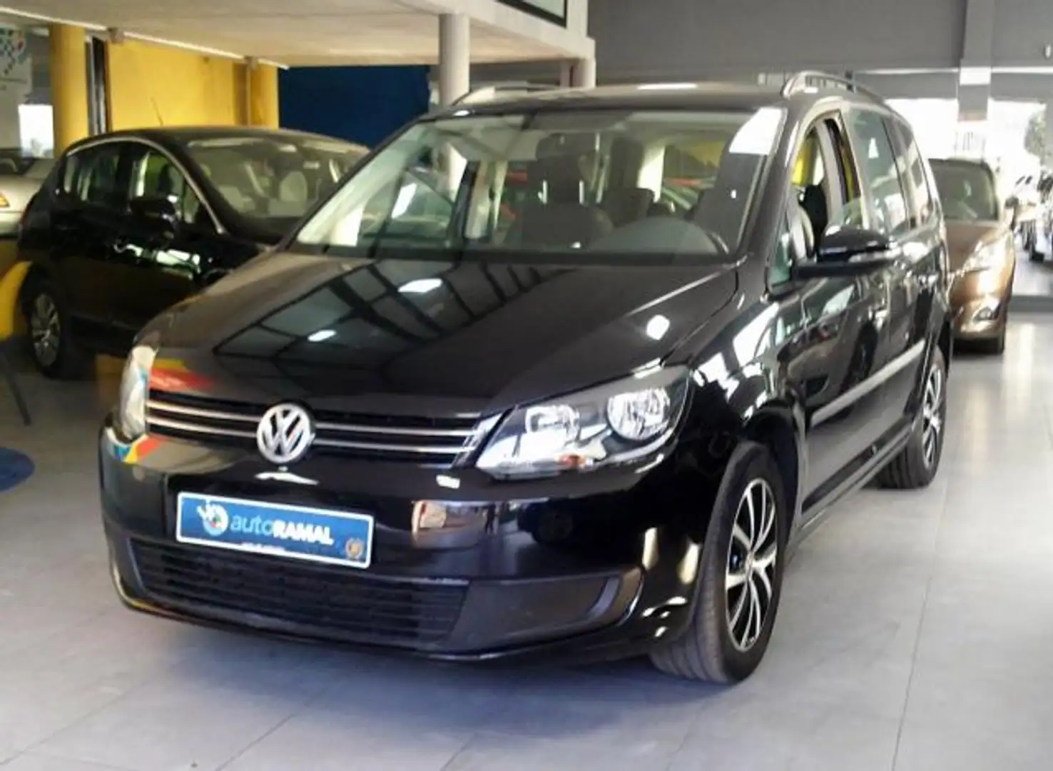 Volkswagen Touran 1.6TDI Advance 105 Zwart - 2