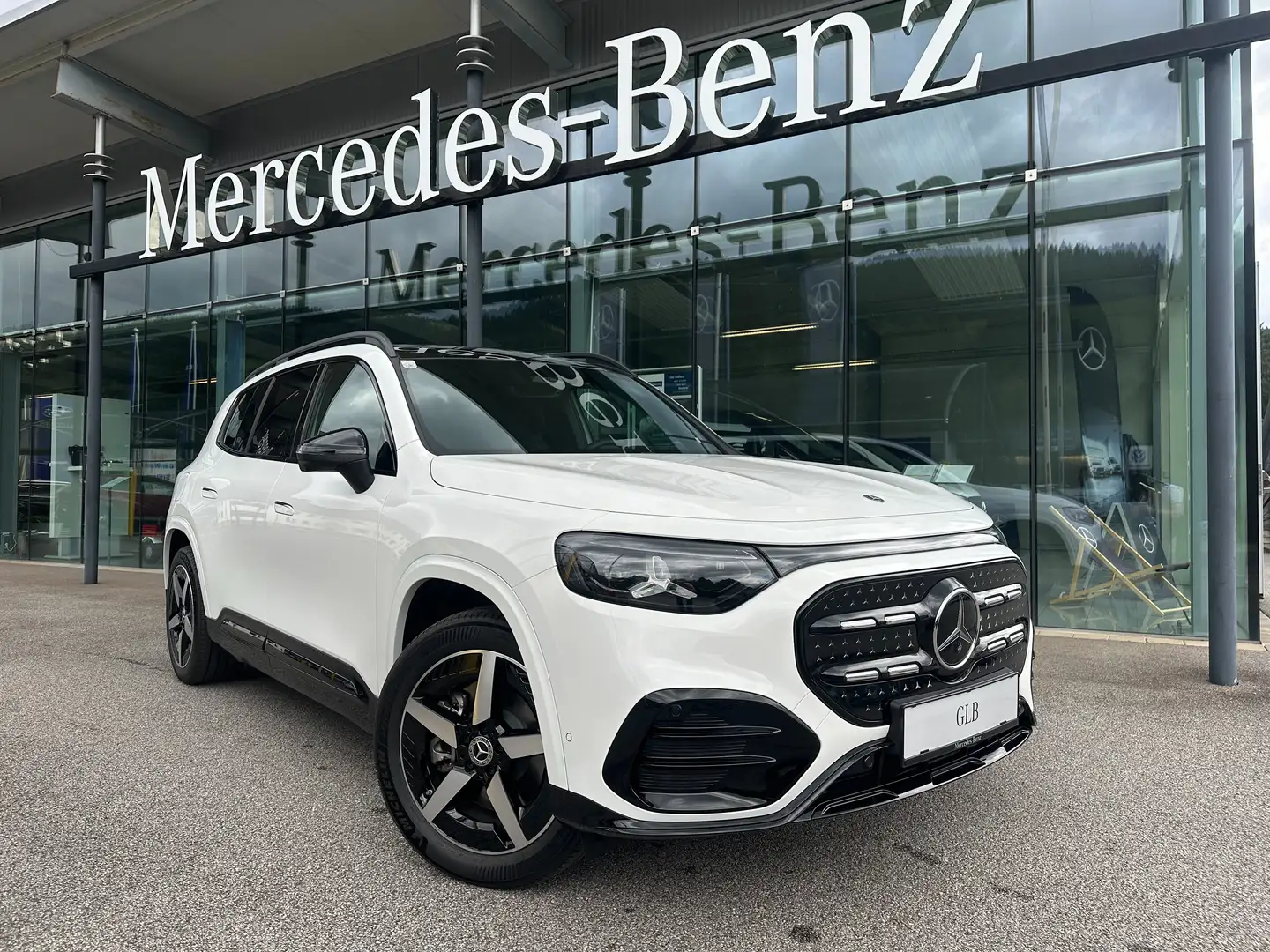 Mercedes-Benz GLB 250 + EQ Techn. *AMG-Line*Night*Premium*Multibeam*AHV* Weiß - 1