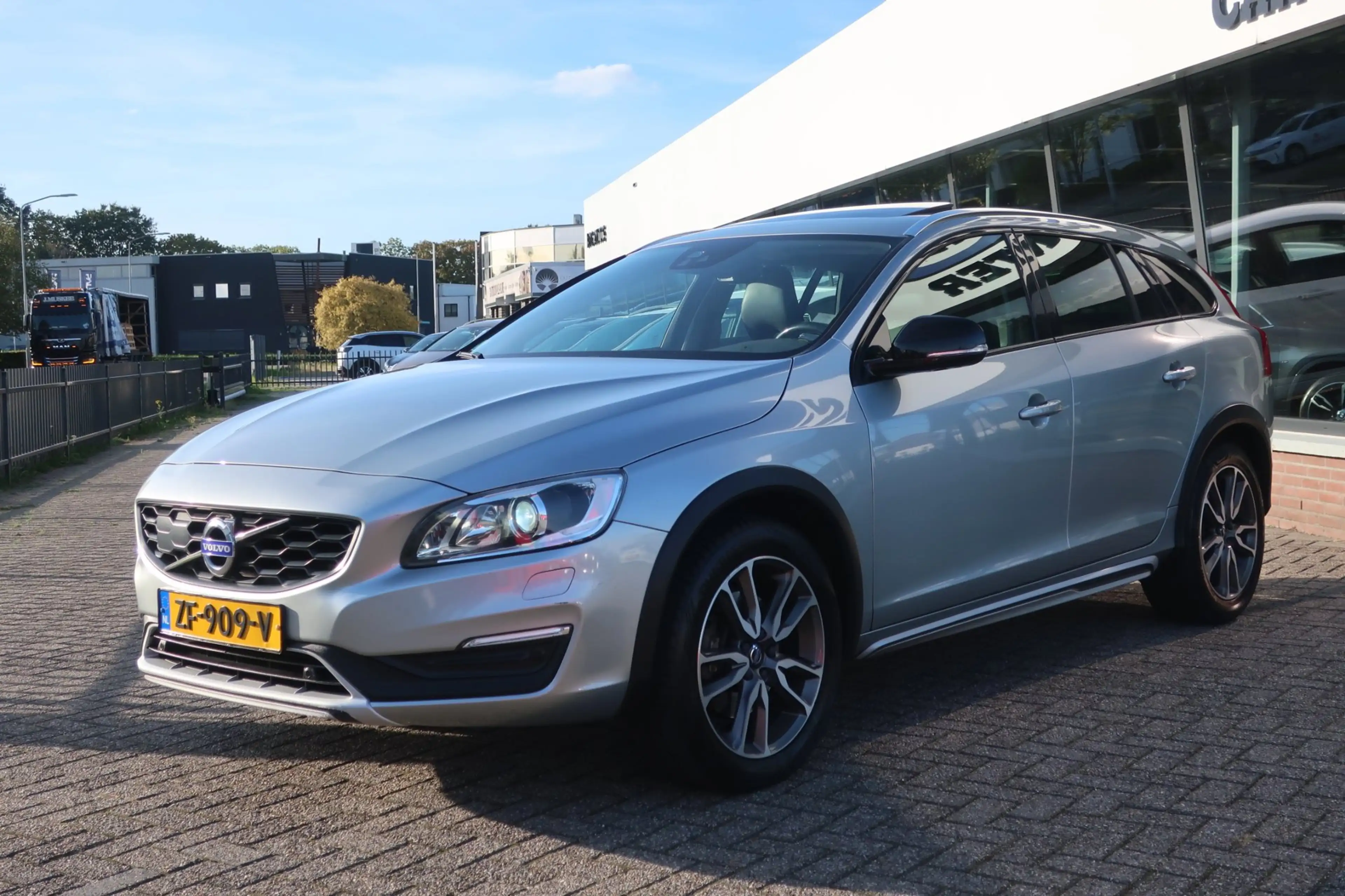 Volvo V60 Cross Country 2.0 D4 Summum 2e EIG_LED_ADA-CRUIS_PANO_CAM_BLIZ. — photo 3