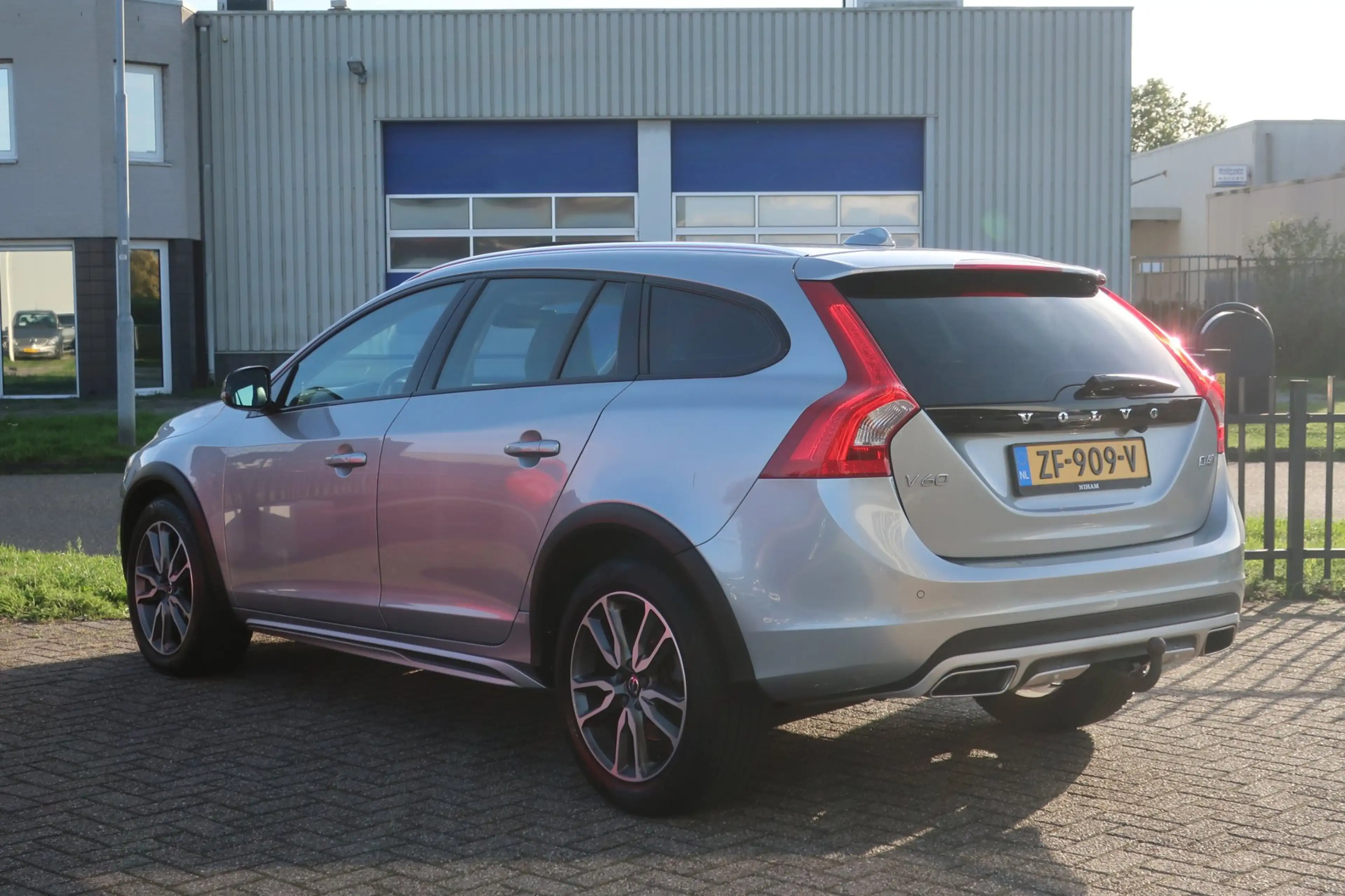 Volvo V60 Cross Country 2.0 D4 Summum 2e EIG_LED_ADA-CRUIS_PANO_CAM_BLIZ. — photo 11