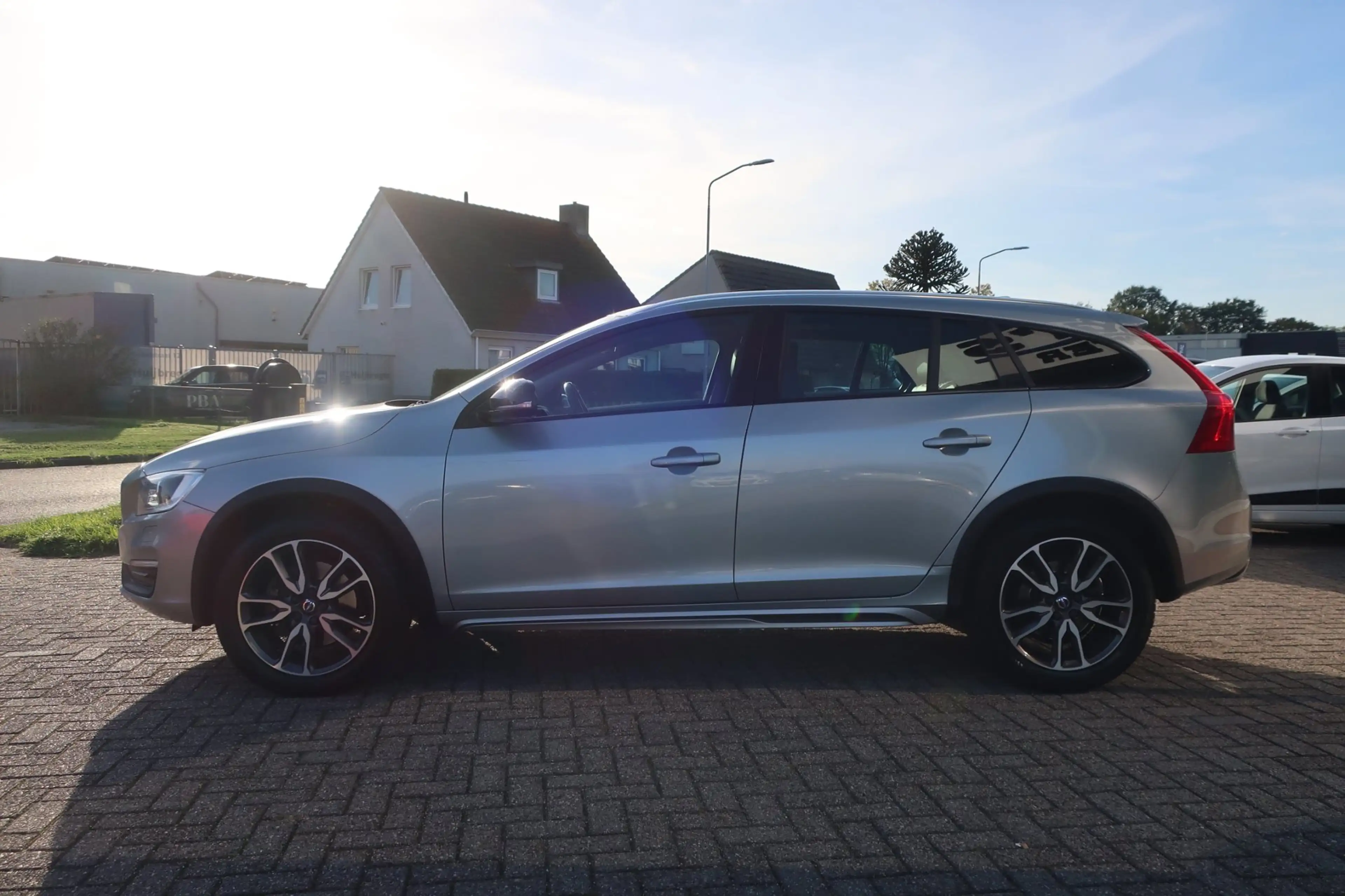 Volvo V60 Cross Country 2.0 D4 Summum 2e EIG_LED_ADA-CRUIS_PANO_CAM_BLIZ. — photo 4