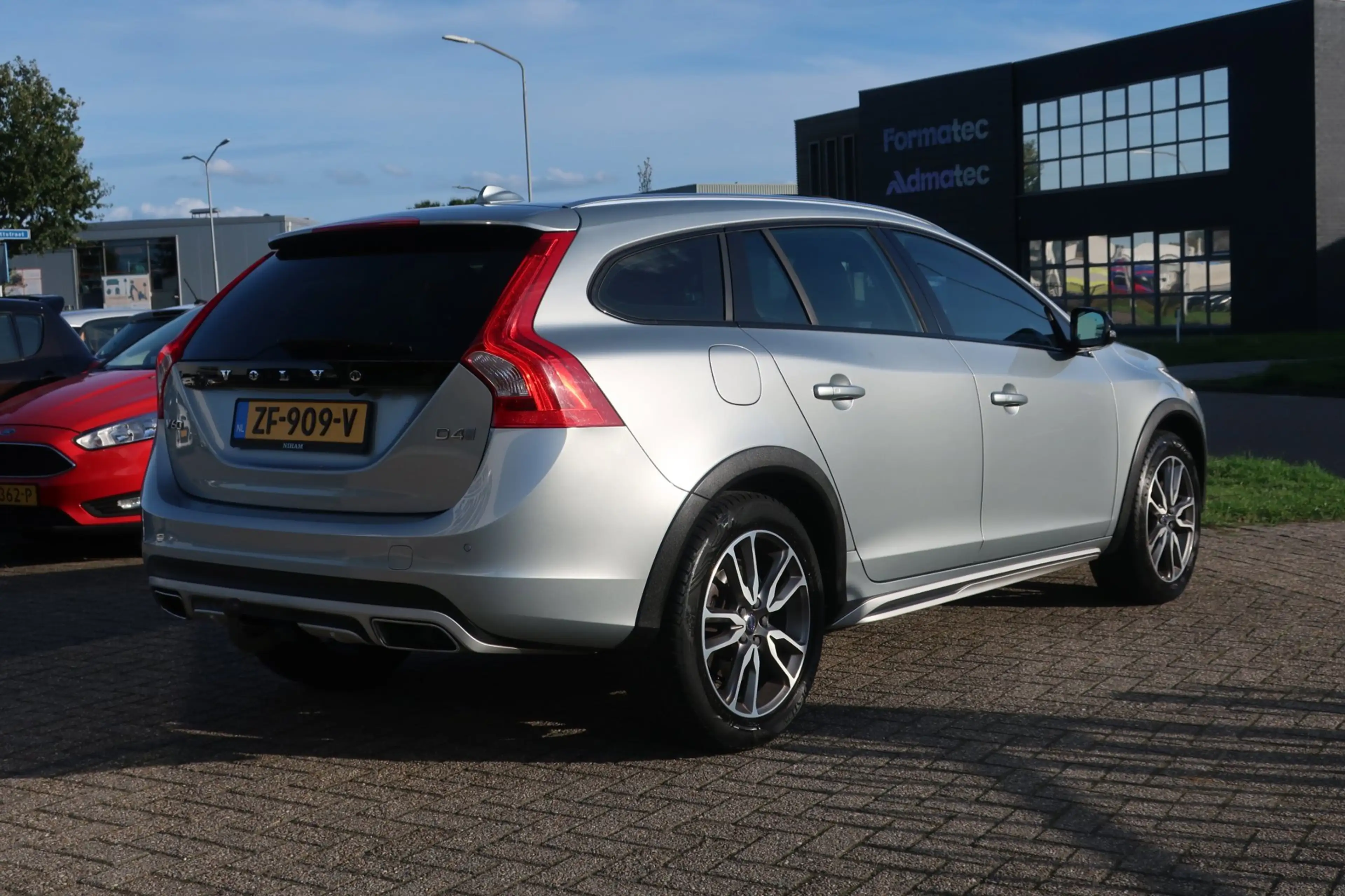 Volvo V60 Cross Country 2.0 D4 Summum 2e EIG_LED_ADA-CRUIS_PANO_CAM_BLIZ. — photo 9