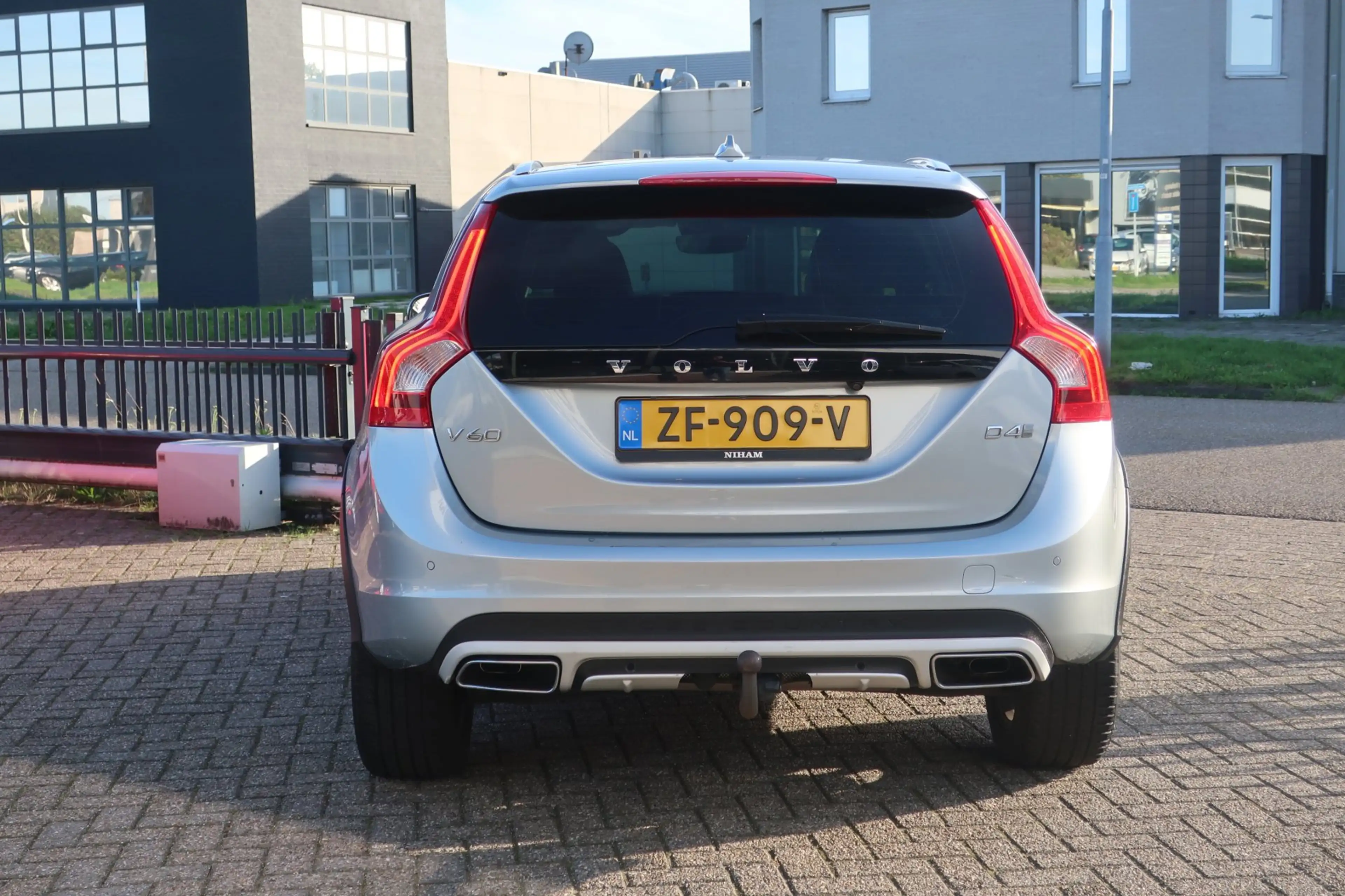Volvo V60 Cross Country 2.0 D4 Summum 2e EIG_LED_ADA-CRUIS_PANO_CAM_BLIZ. — photo 10
