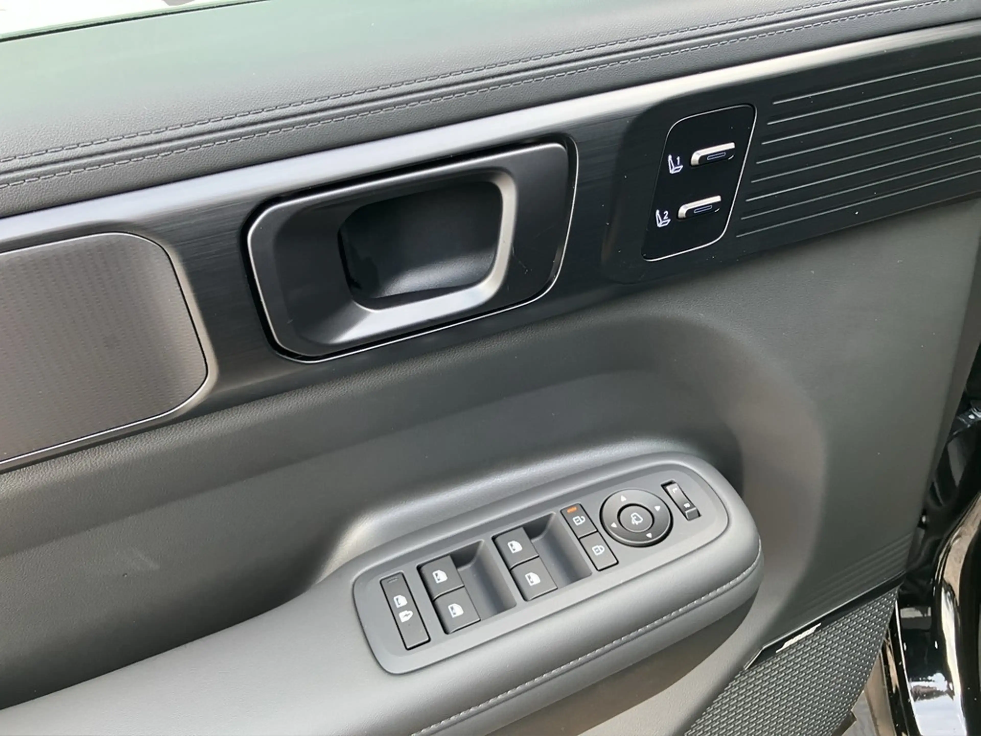 Hyundai SANTA FE HEV 1.6 T-GDI 6AT 4WD Blackline LEDER LED PANO — photo 10