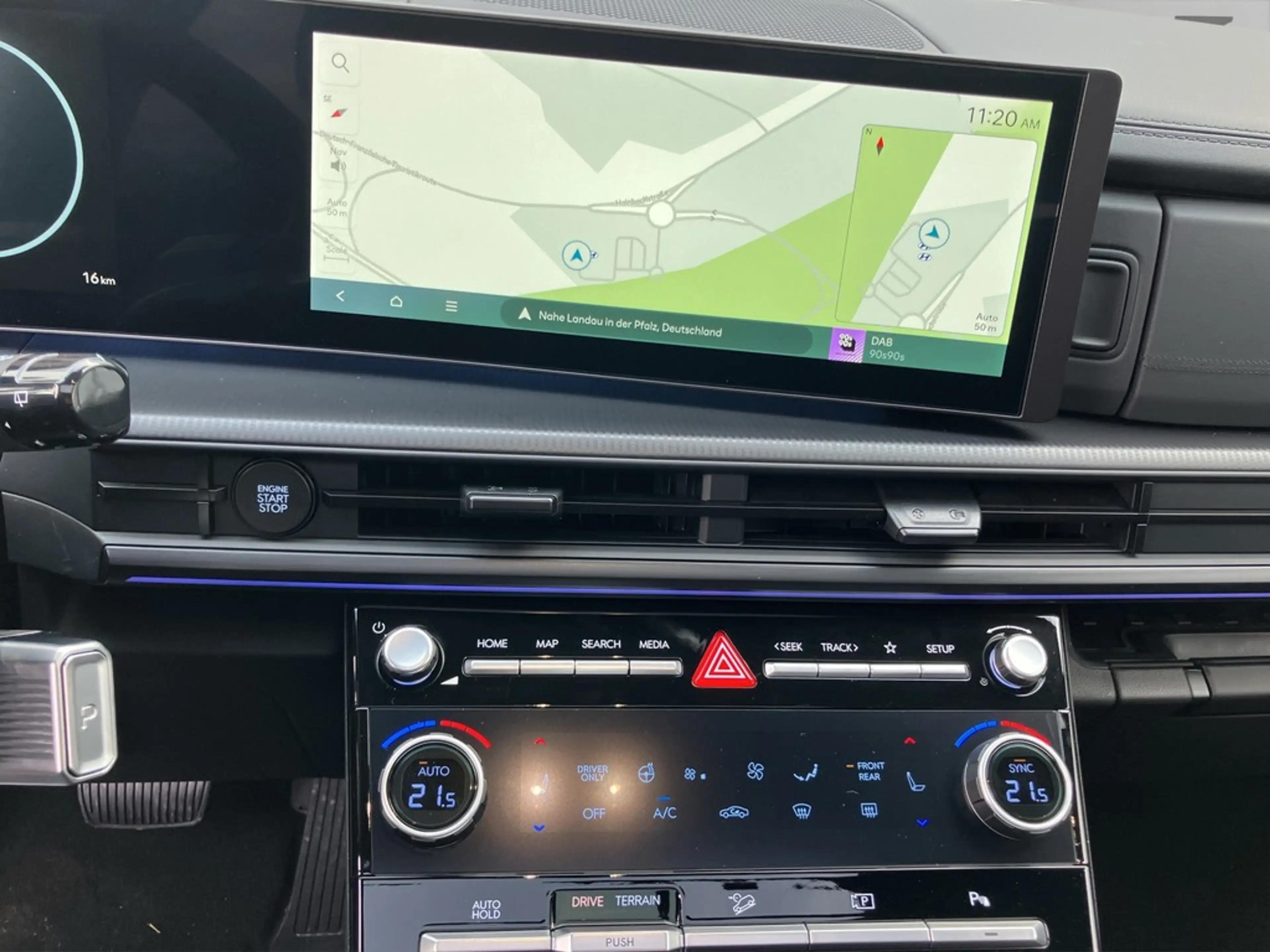 Hyundai SANTA FE HEV 1.6 T-GDI 6AT 4WD Blackline LEDER LED PANO — photo 15