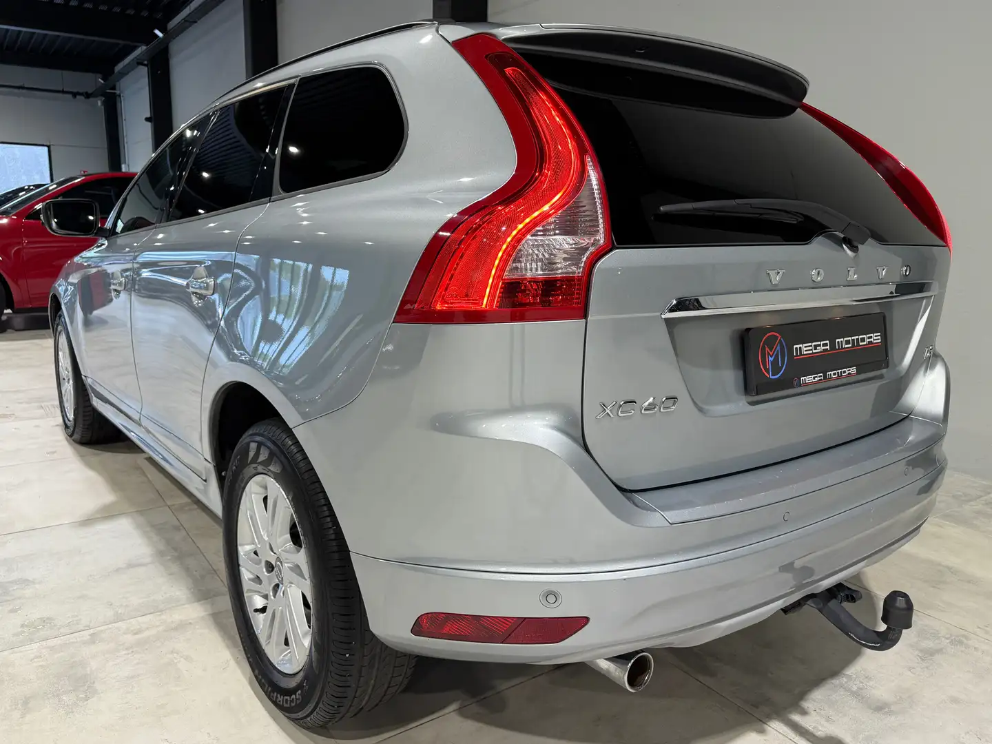 Volvo XC60 2.0 D3 150CV B.AUTO EURO6b NAVi SG CHAUF Bi-XENONS Grijs - 2