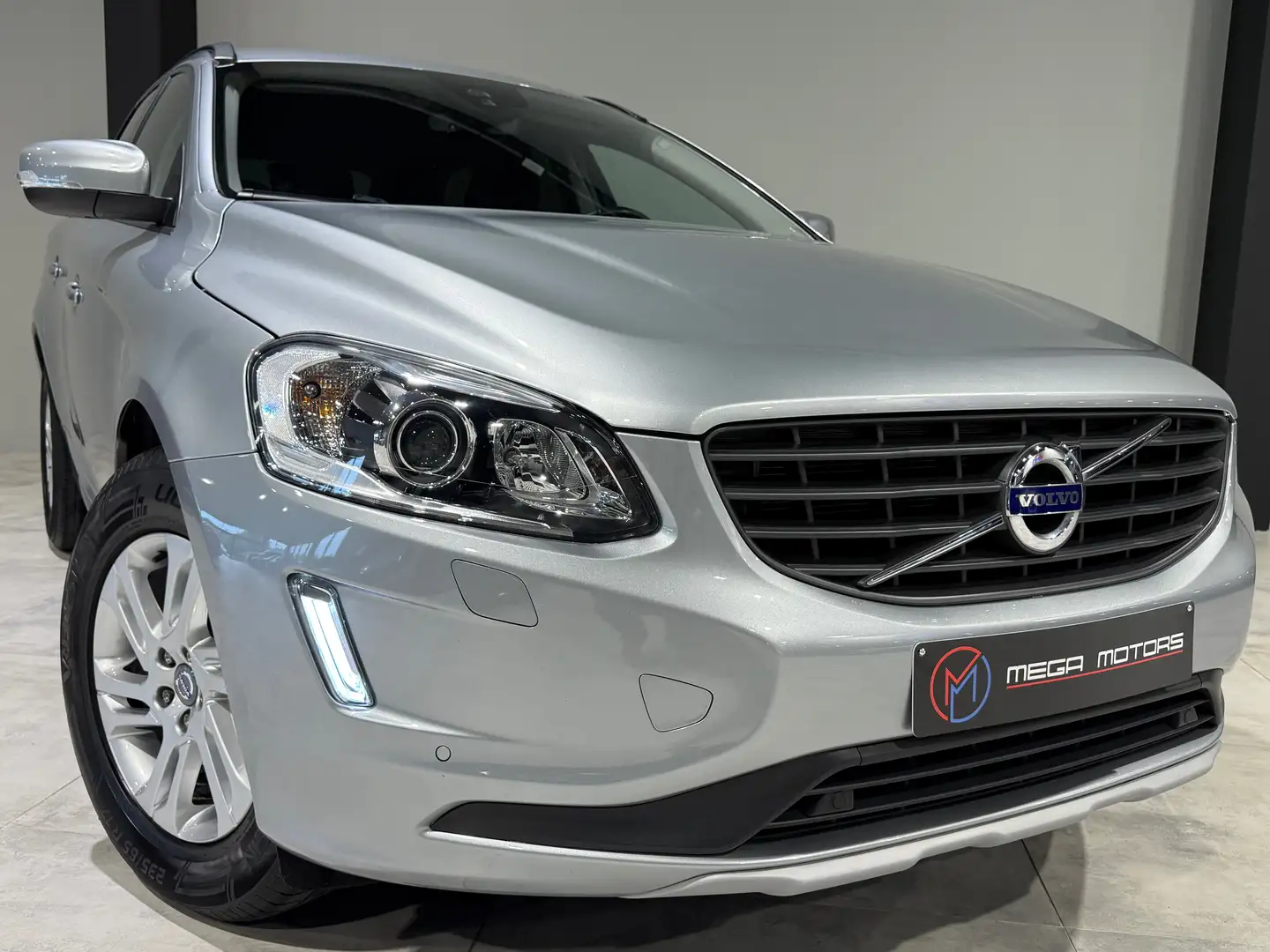 Volvo XC60 2.0 D3 150CV B.AUTO EURO6b NAVi SG CHAUF Bi-XENONS Grijs - 1