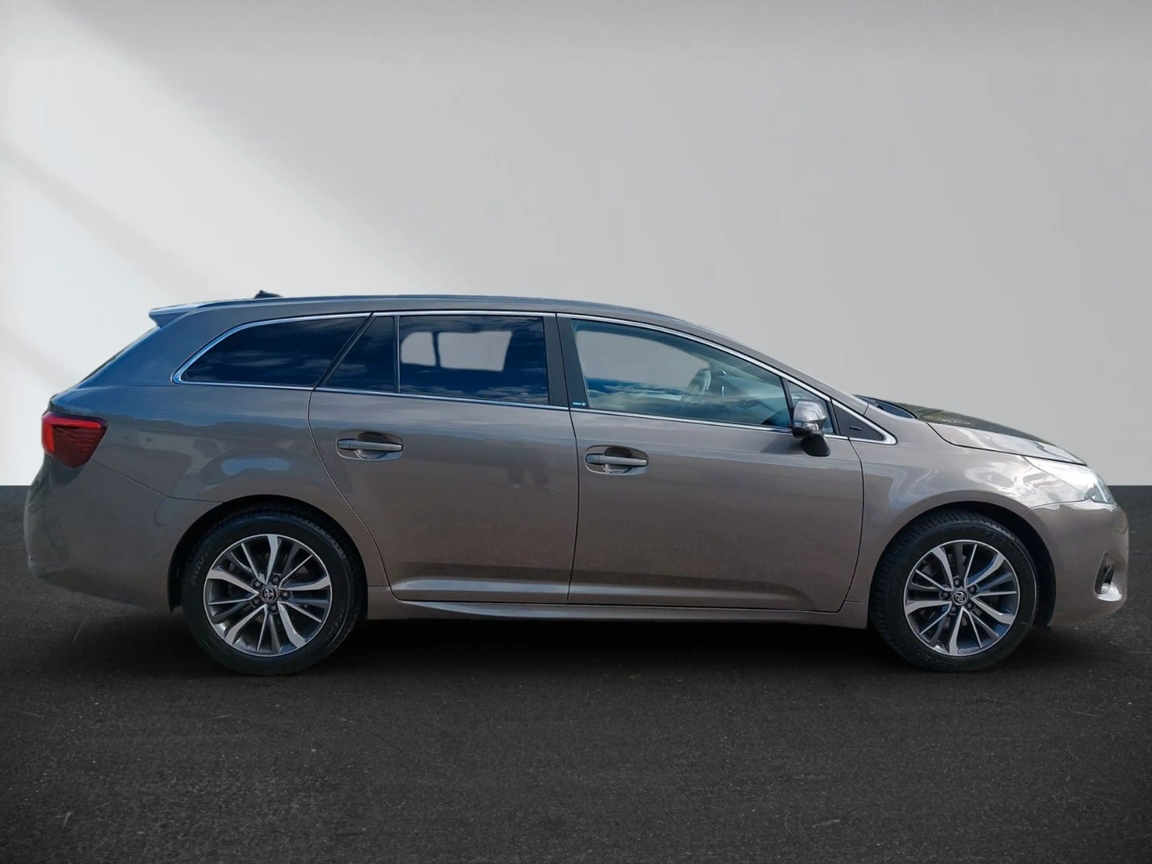 Toyota Avensis TOURING SPORTS EDITION-S AHK SHZ KLIMA LED TEMPO — photo 3