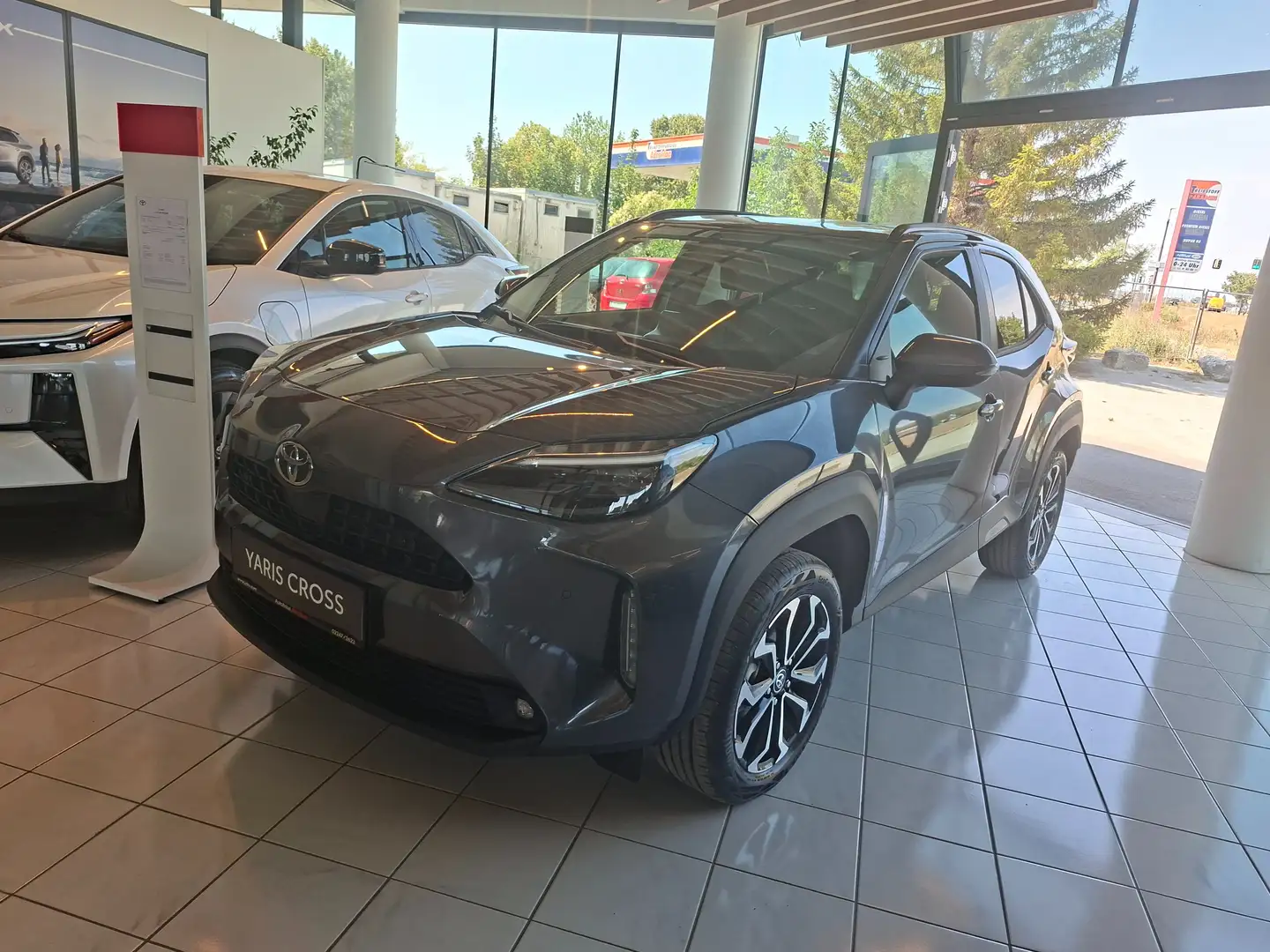 Toyota Yaris Cross 1,5 VVT-i Hybrid Active Drive Safety-Paket! Grau - 1