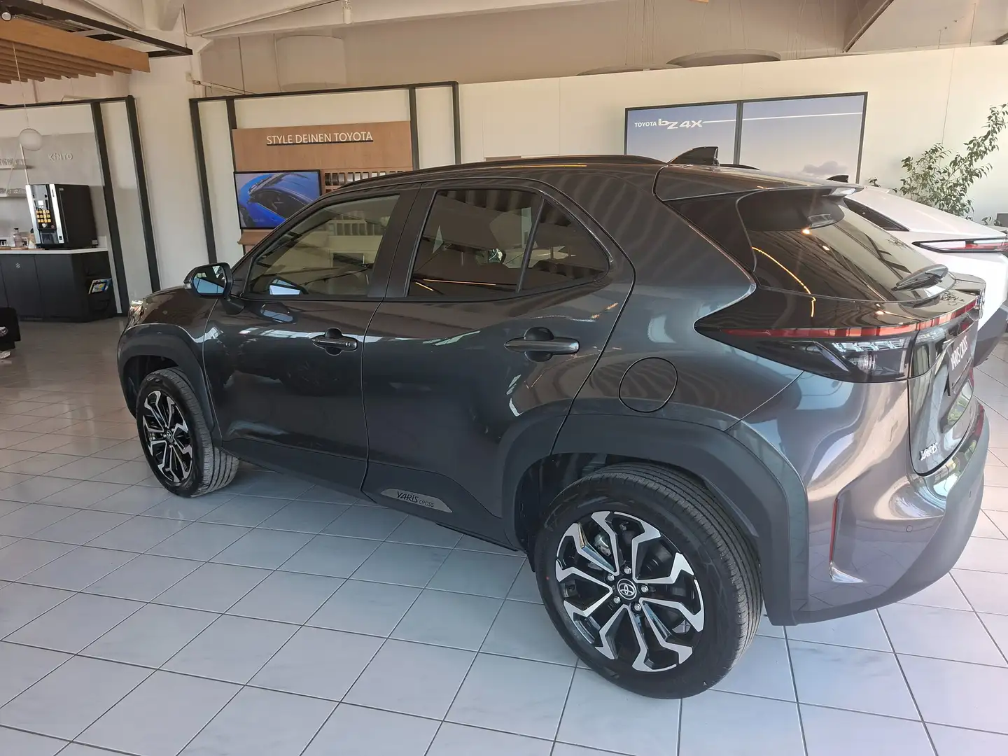 Toyota Yaris Cross 1,5 VVT-i Hybrid Active Drive Safety-Paket! Grau - 2