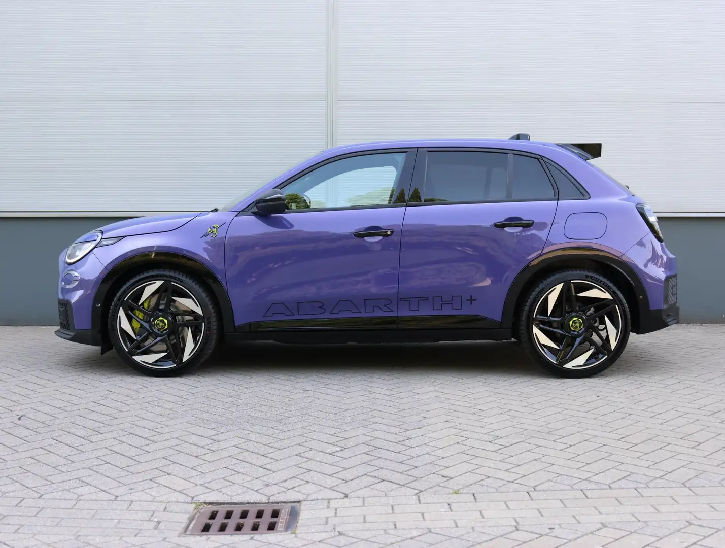 Abarth 600e Scorpionissima 54 kWh | 20 inch velgen | Navigatie Paars - 2