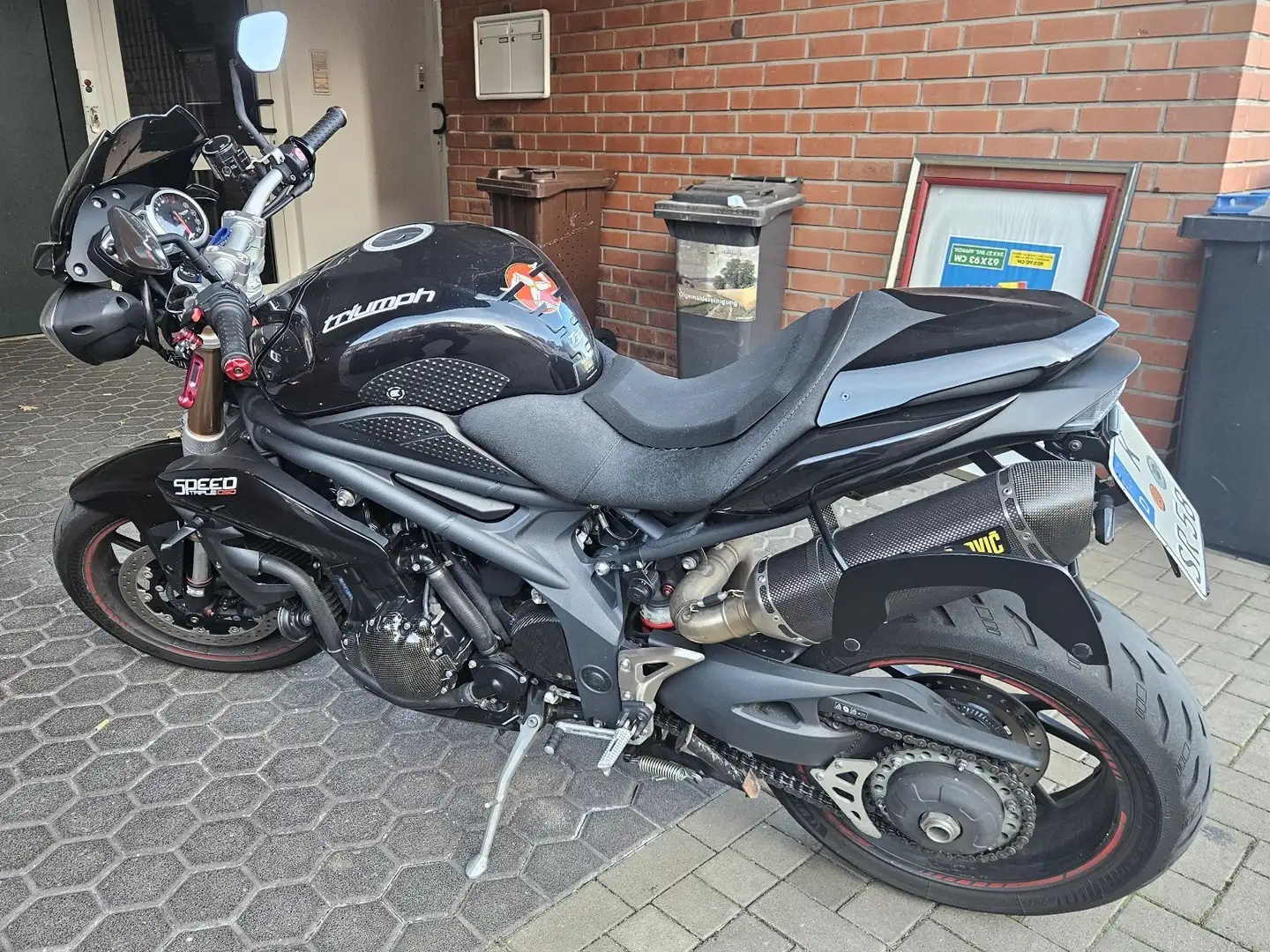Triumph Speed Triple 1050 Schwarz - 1