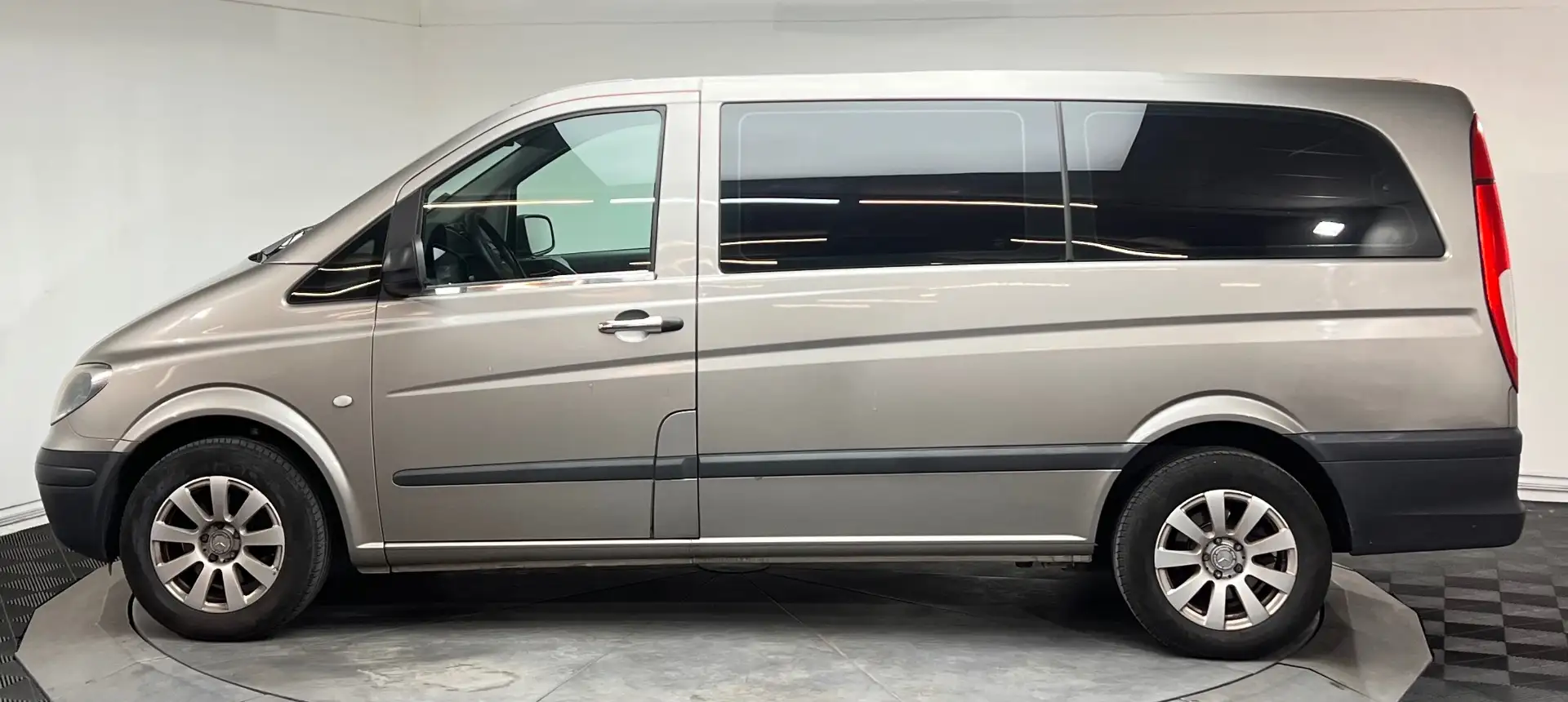 Mercedes-Benz Vito 115 CDI Long A - 5P - CLIM AV AR Grau - 2