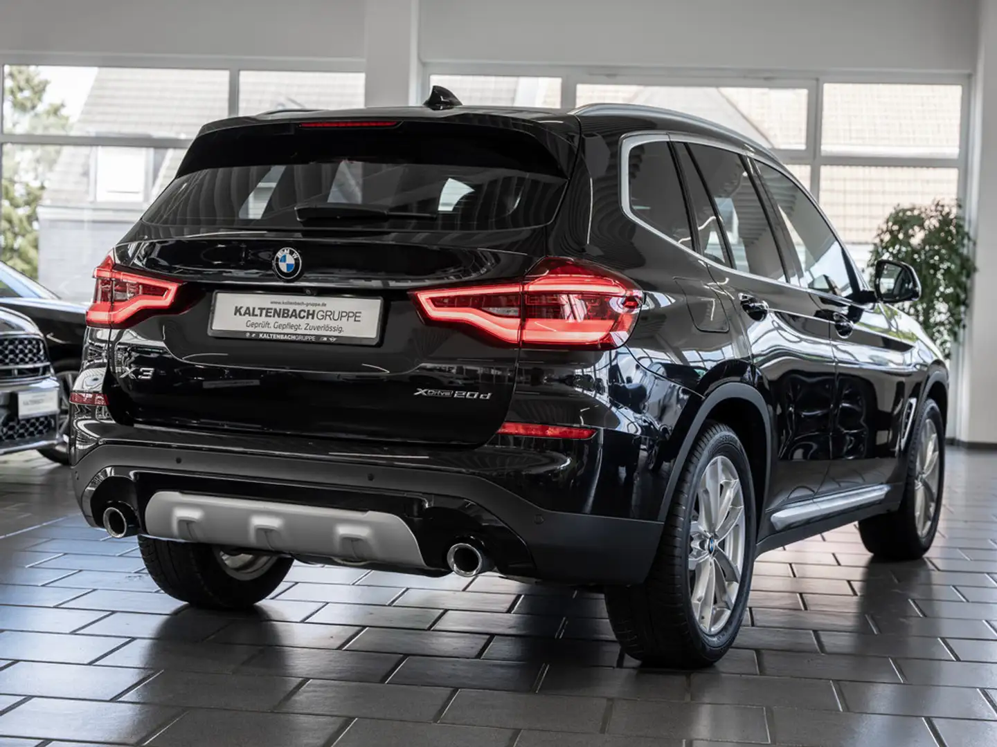 BMW X3 xDrive 20d X-Line PANO AHK HUD LED ACC SHZ Schwarz - 2