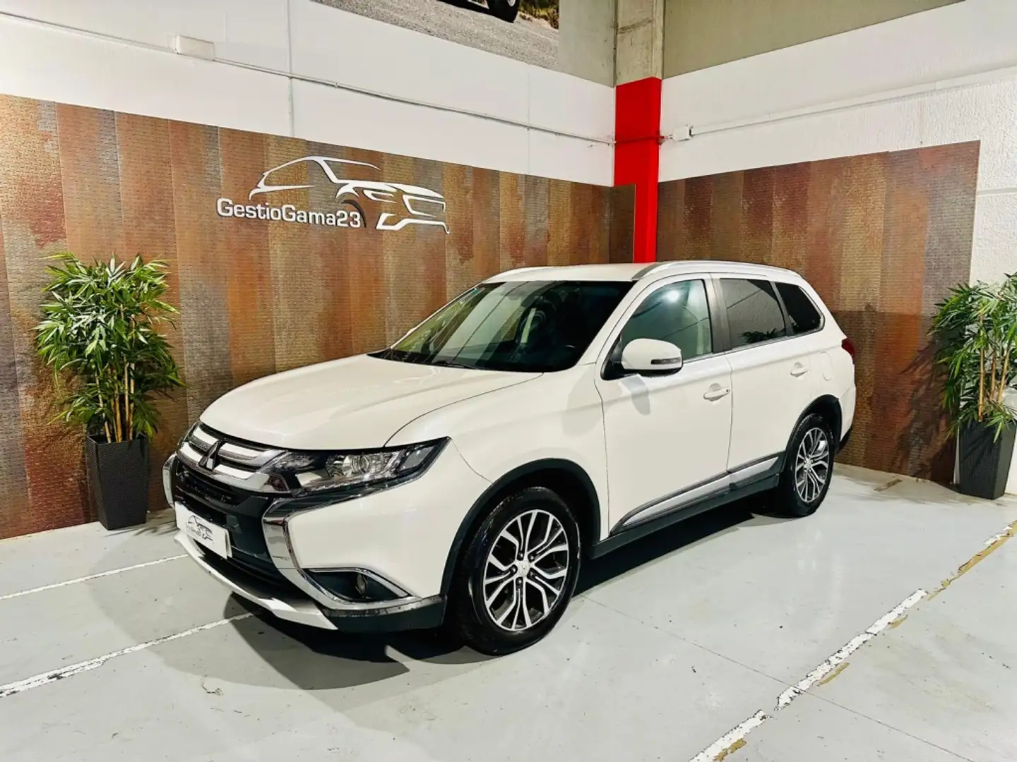 Mitsubishi Outlander 220DI-D Motion 2WD 5pl. Wit - 2