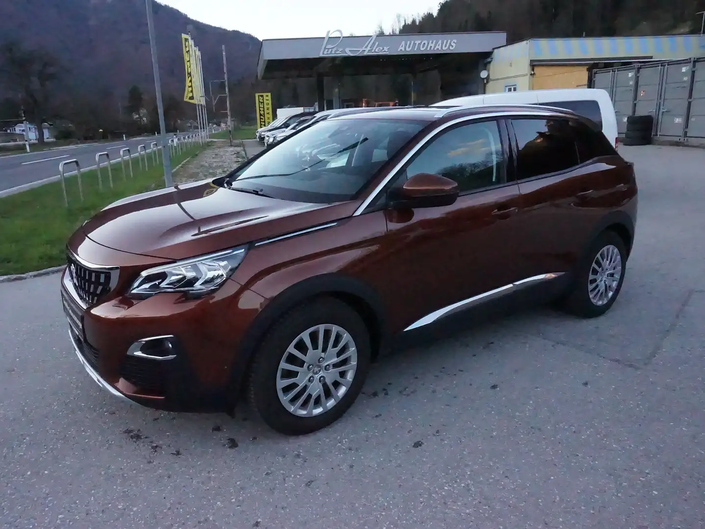 Peugeot 3008 Allure Marrón - 2