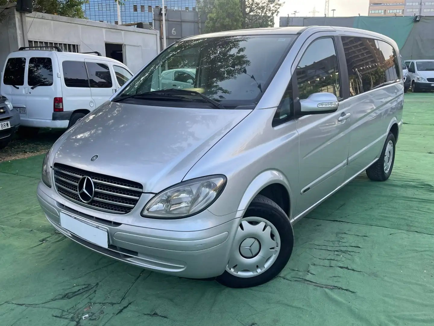 Mercedes-Benz Viano 2.2CDI Ambiente Compacta Gris - 1