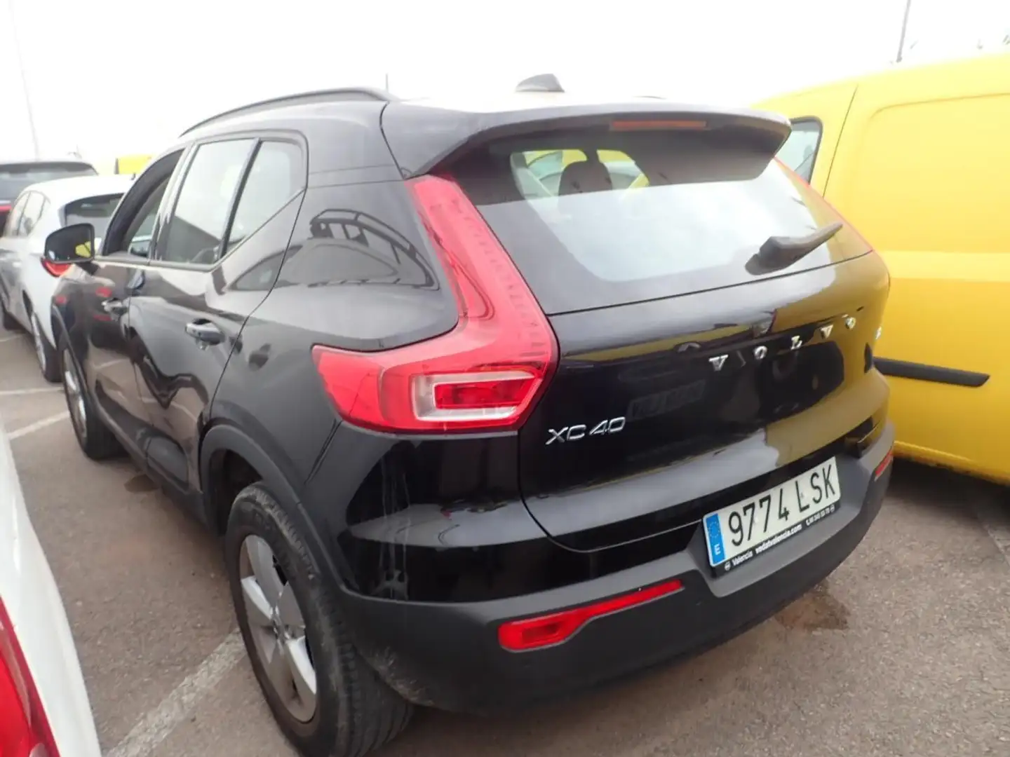Volvo XC40 T2 Momentum Core Negro - 2