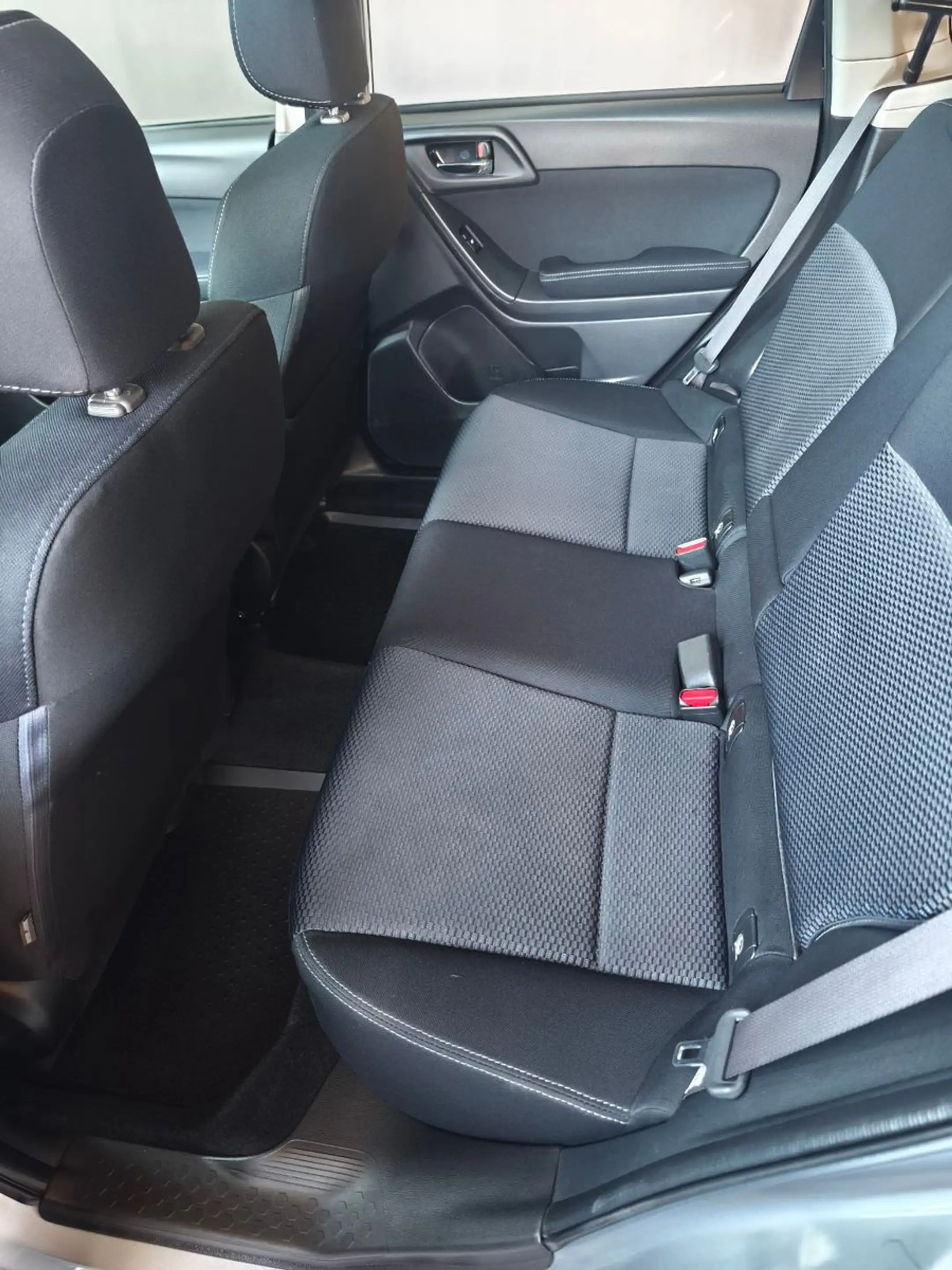 Subaru Forester 2.0d  Exclusive 1.Hand — photo 18