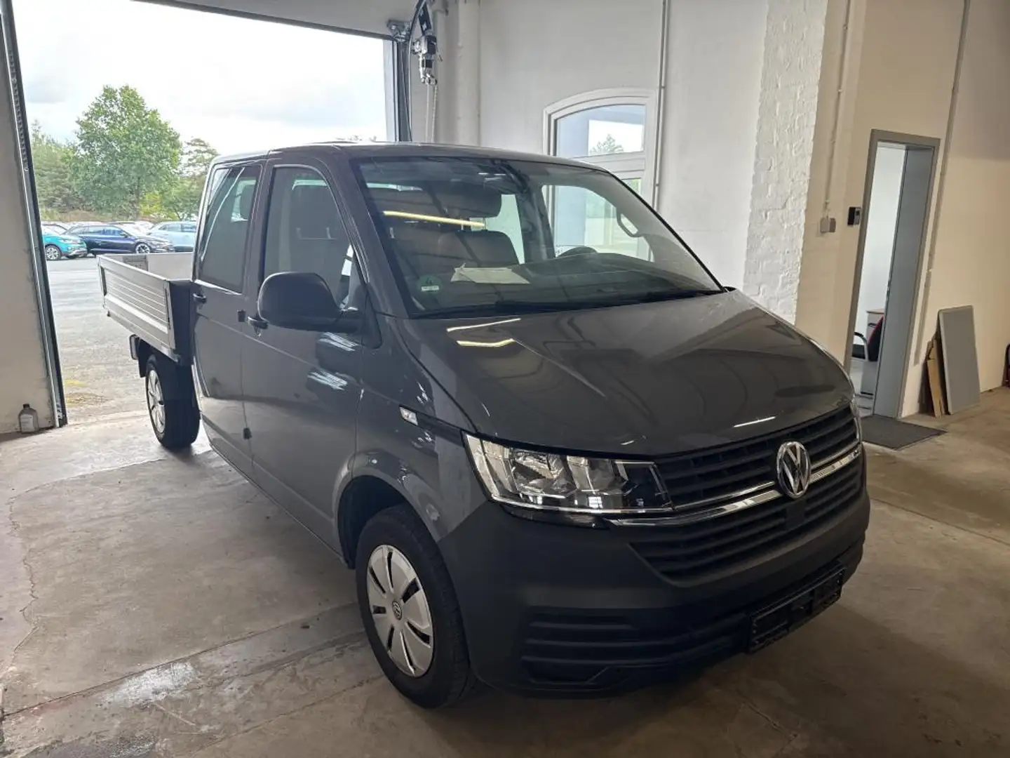 Volkswagen T6.1 Transporter 2.0 TDI Pritsche DoKa Klima*AHK Grau - 2
