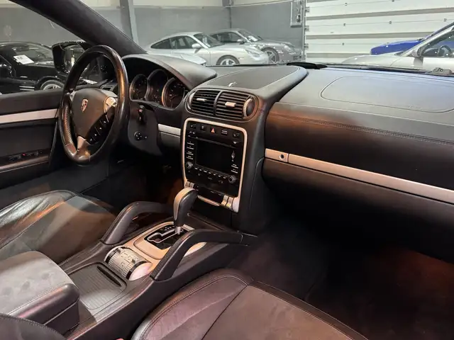 Porsche Cayenne view 11