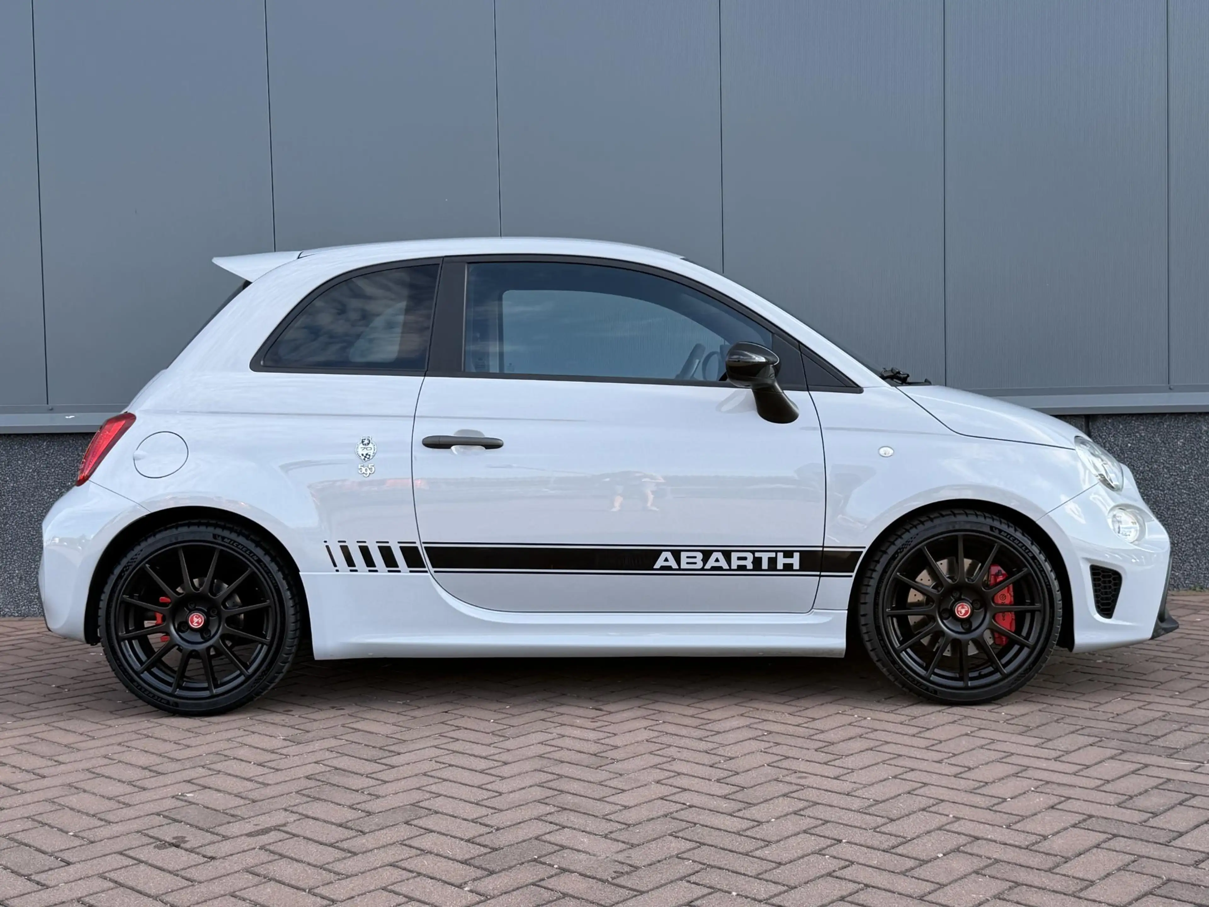 Abarth 595 1.4 T-Jet Esseesse 70th Anniversary BEATS | AKRA | — photo 8