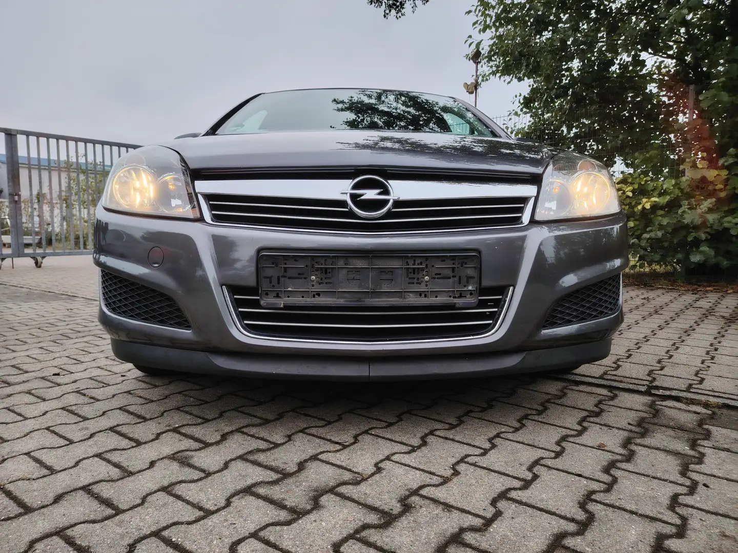 Opel Astra H Fließheck 5-Türer 1.4 Edition Grau - 2