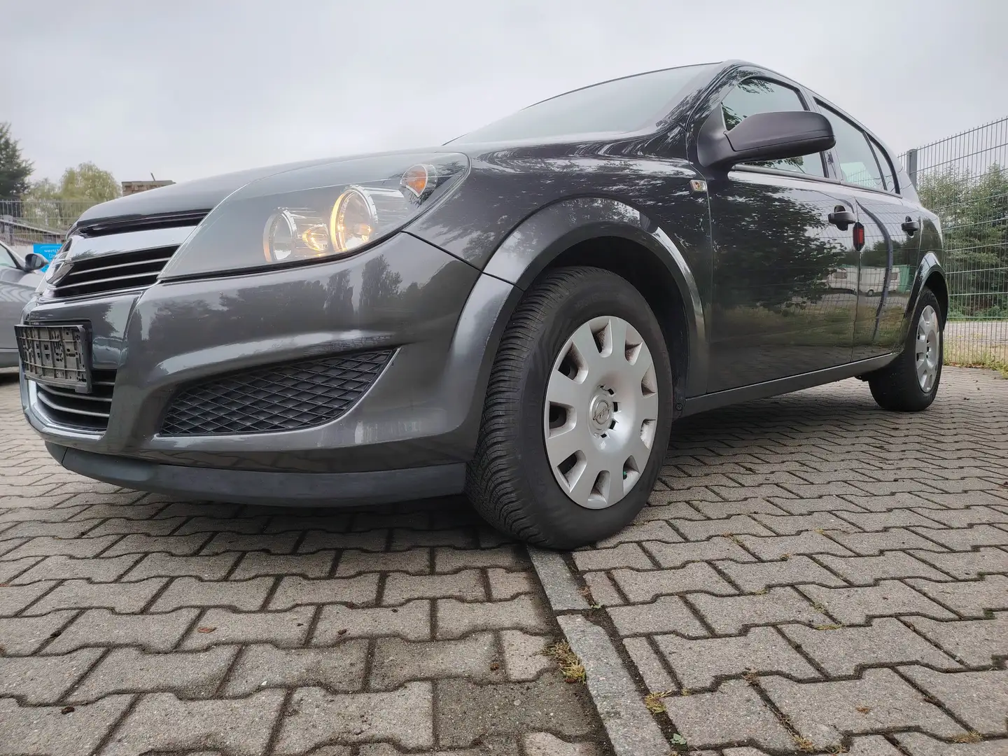 Opel Astra H Fließheck 5-Türer 1.4 Edition Grau - 1