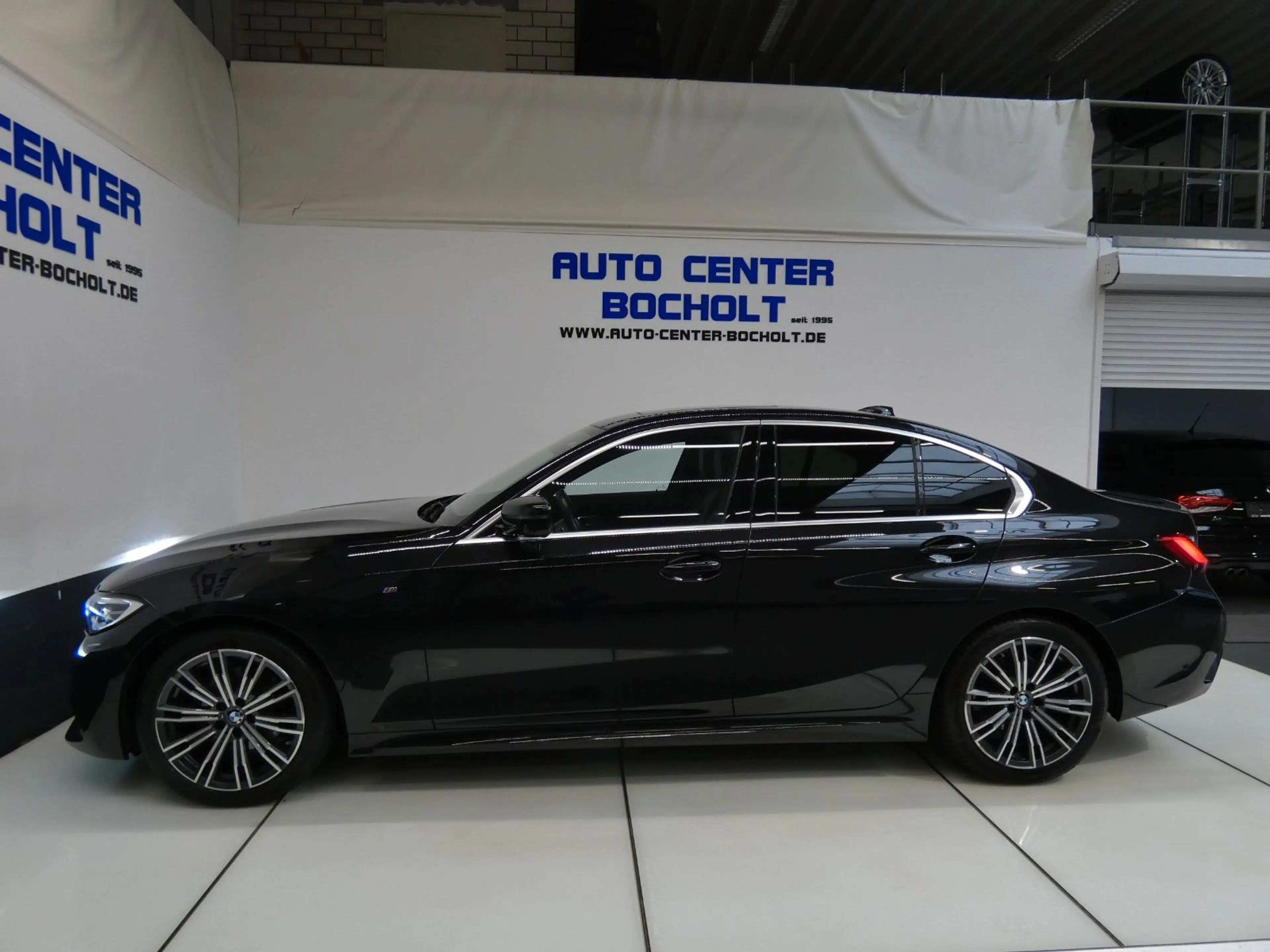 BMW 320 i M Sport*Live Cockpit*GSD*ACC*HiFi*LM 18 — photo 12