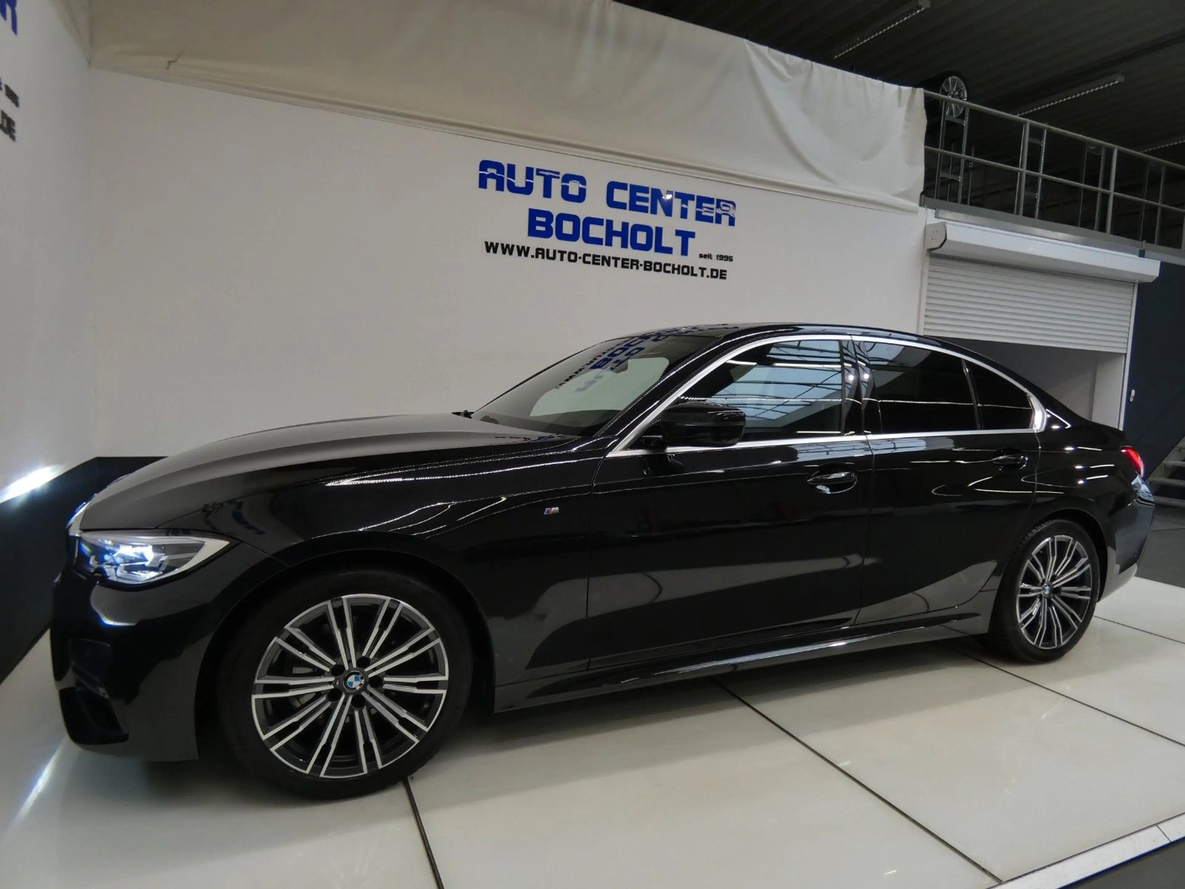 BMW 320 i M Sport*Live Cockpit*GSD*ACC*HiFi*LM 18 — photo 10
