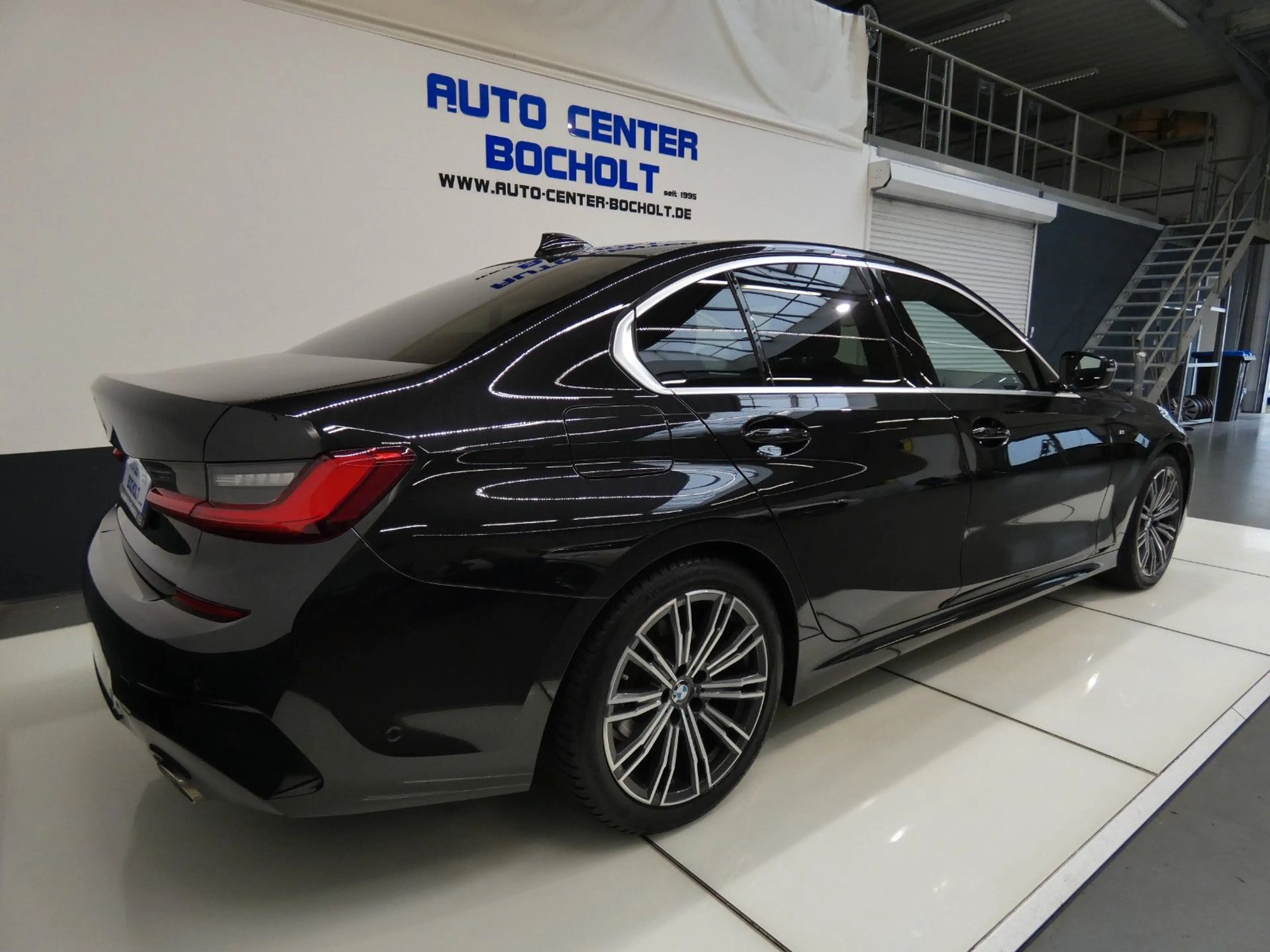 BMW 320 i M Sport*Live Cockpit*GSD*ACC*HiFi*LM 18 — photo 8