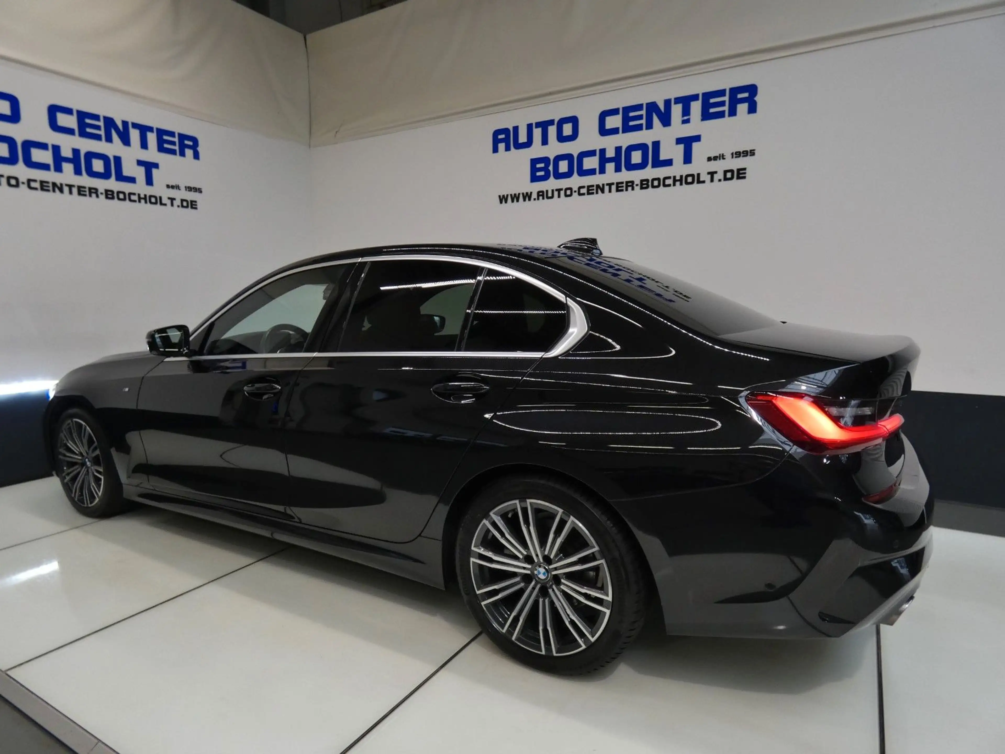 BMW 320 i M Sport*Live Cockpit*GSD*ACC*HiFi*LM 18 — photo 15