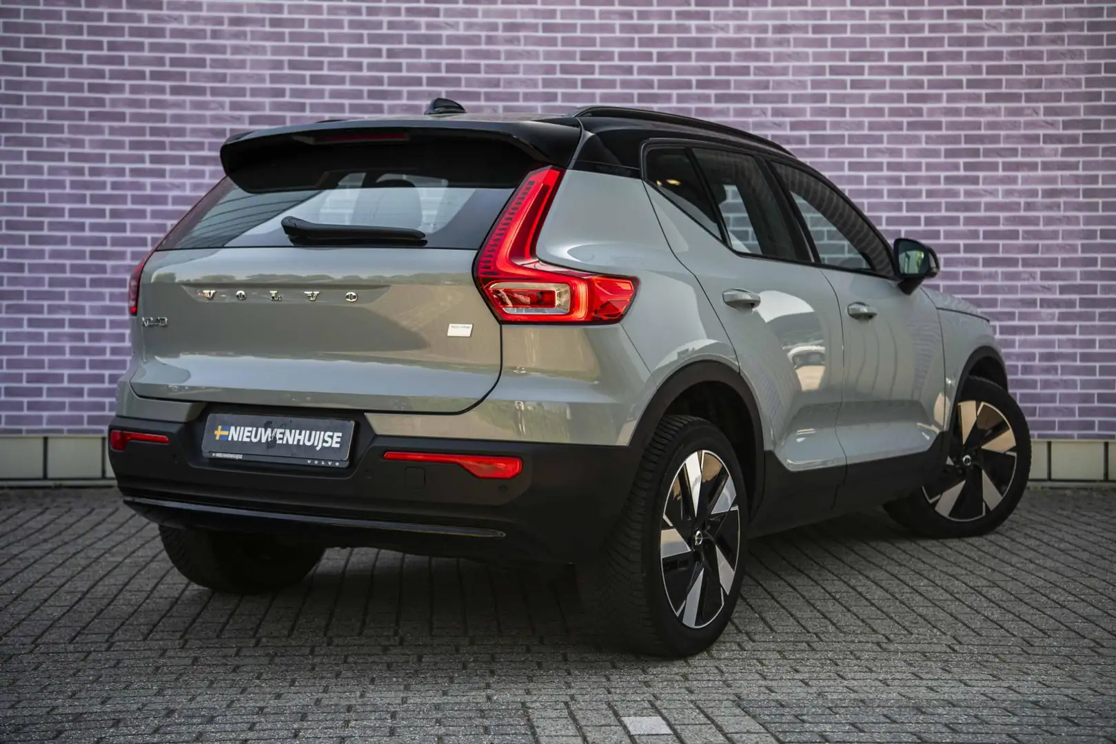 Volvo XC40 Single Motor Extended Range Plus 82 kWh | Verwarmb Grijs - 2