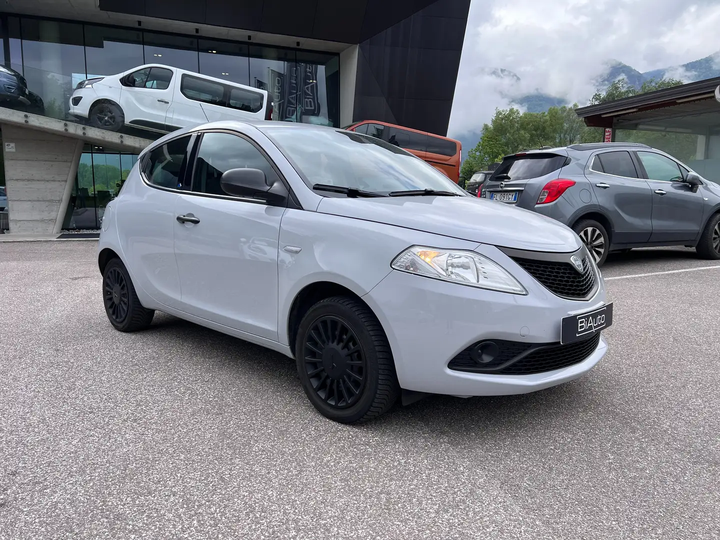 Lancia Ypsilon 1.2 ELEFANTINO BLU 69CV S&S Grau - 2