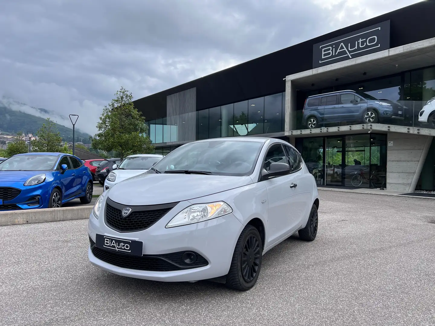 Lancia Ypsilon 1.2 ELEFANTINO BLU 69CV S&S Grau - 1
