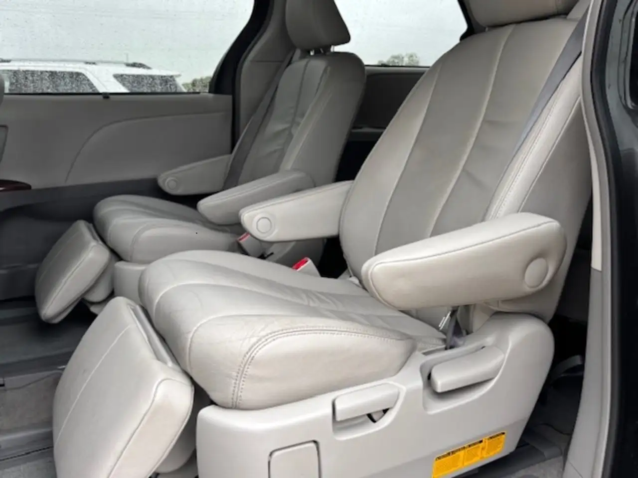 Toyota Sienna снимка Toyota Sienna