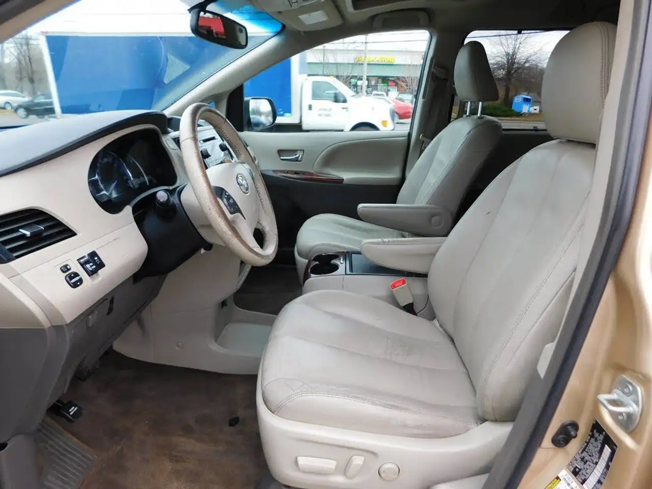 Toyota Sienna снимка Toyota Sienna
