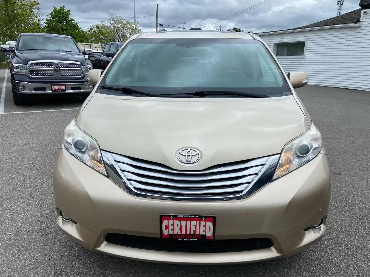 Toyota Sienna снимка Toyota Sienna
