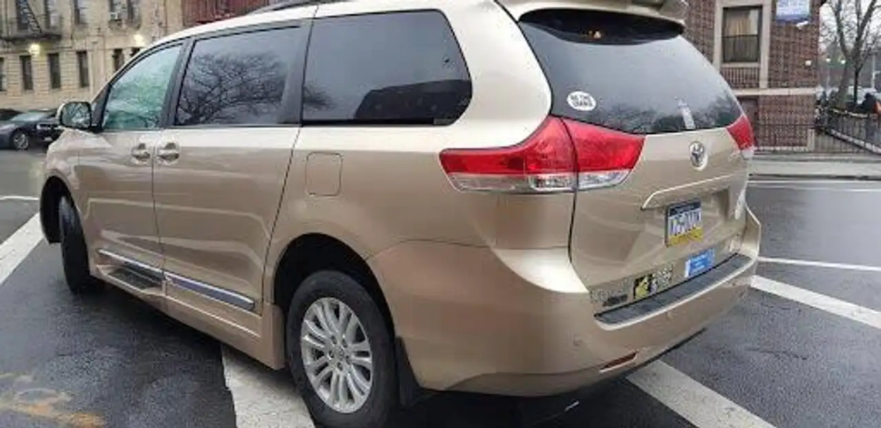 Toyota Sienna снимка Toyota Sienna