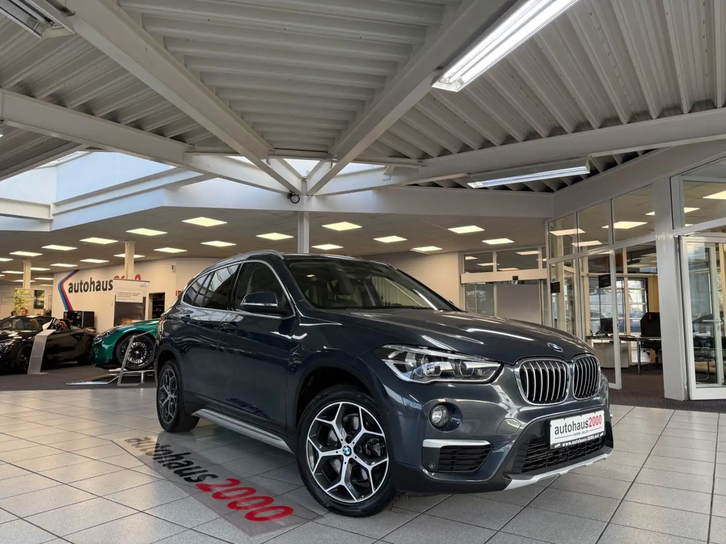 BMW X1 sDrive 20 i xLine AUT./LED/CAM/HUD/PANO./AHK Gris - 1