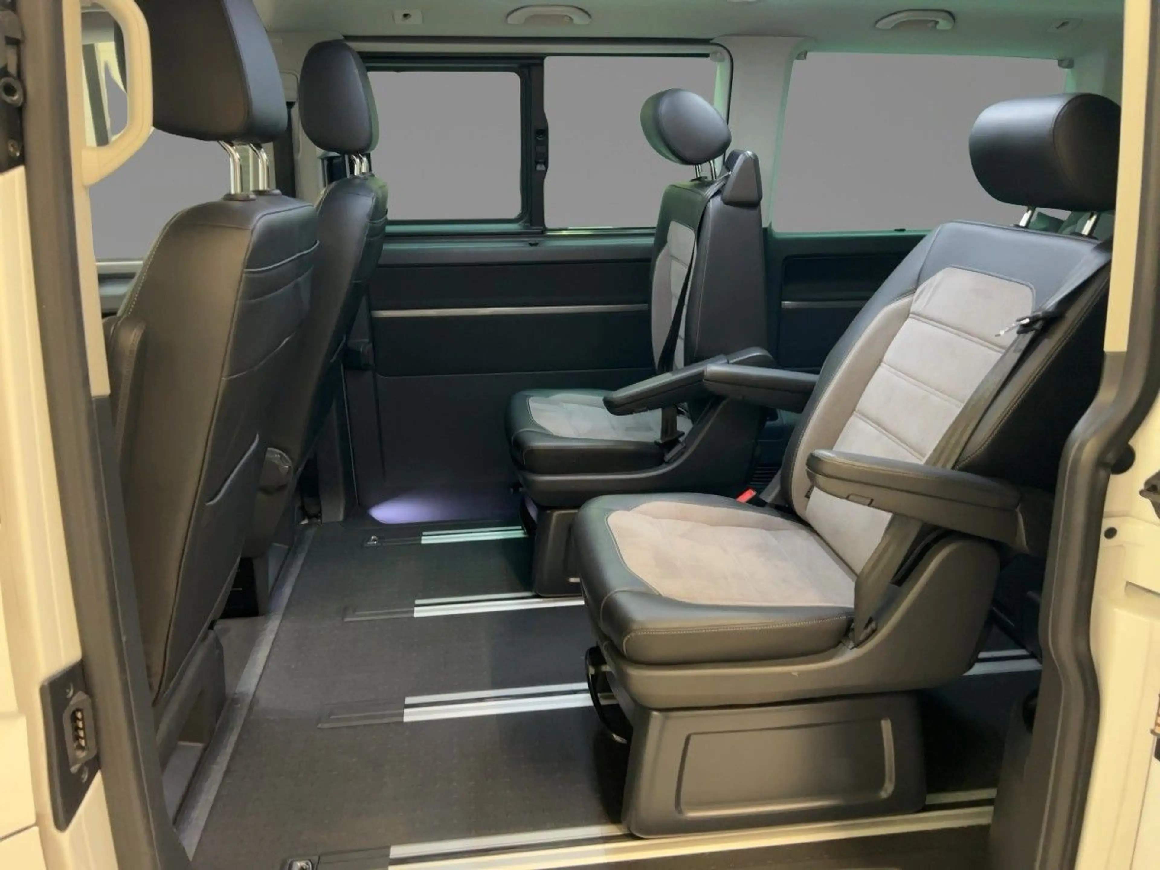 Volkswagen T6.1 Multivan 2.0 TDI Generation Six DSG AHK Nav — photo 7