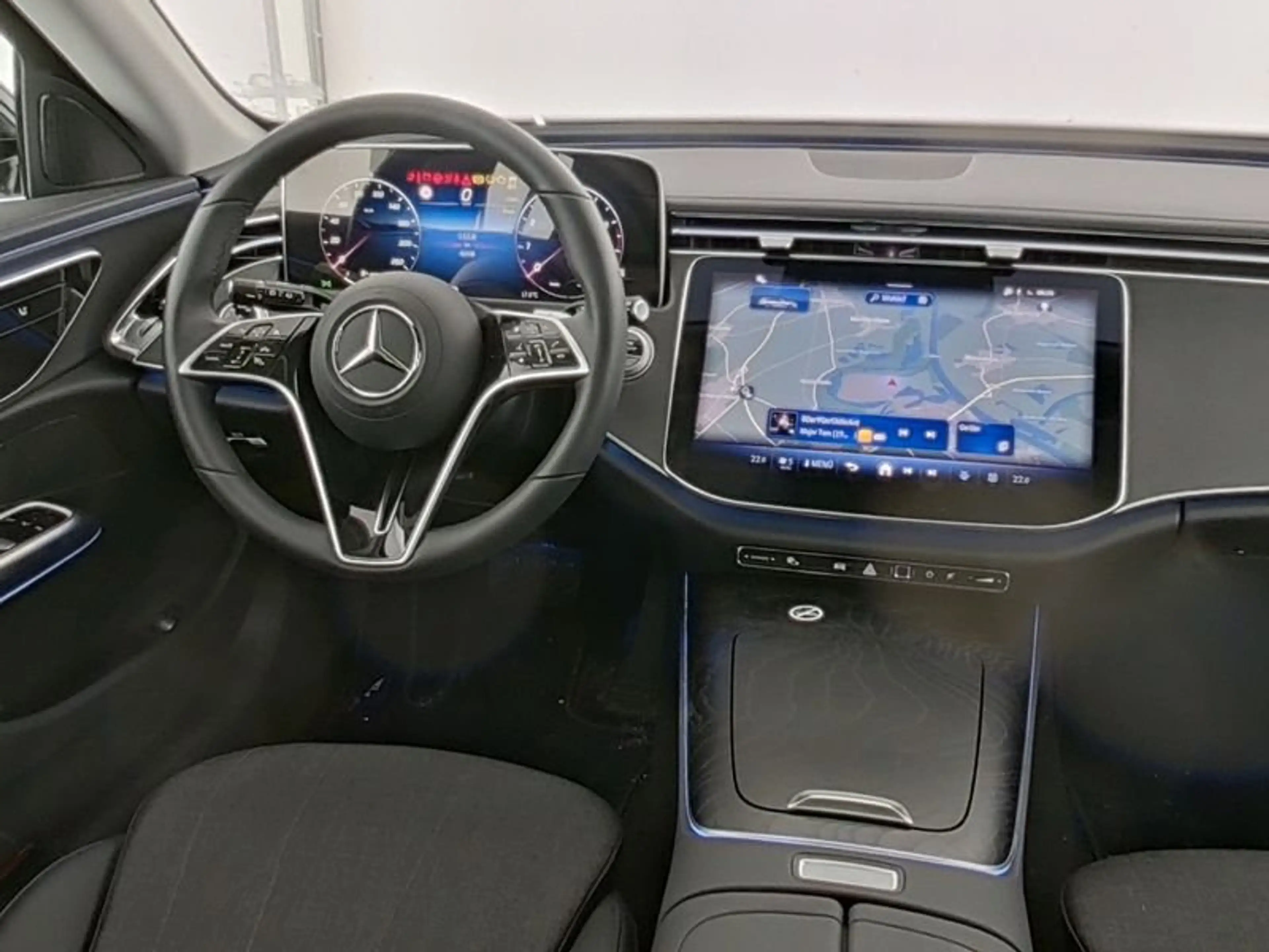Mercedes-Benz E 200 Avantgarde Adv. Dist/Tot/Kame/PTS/AHK/Ambi — photo 4