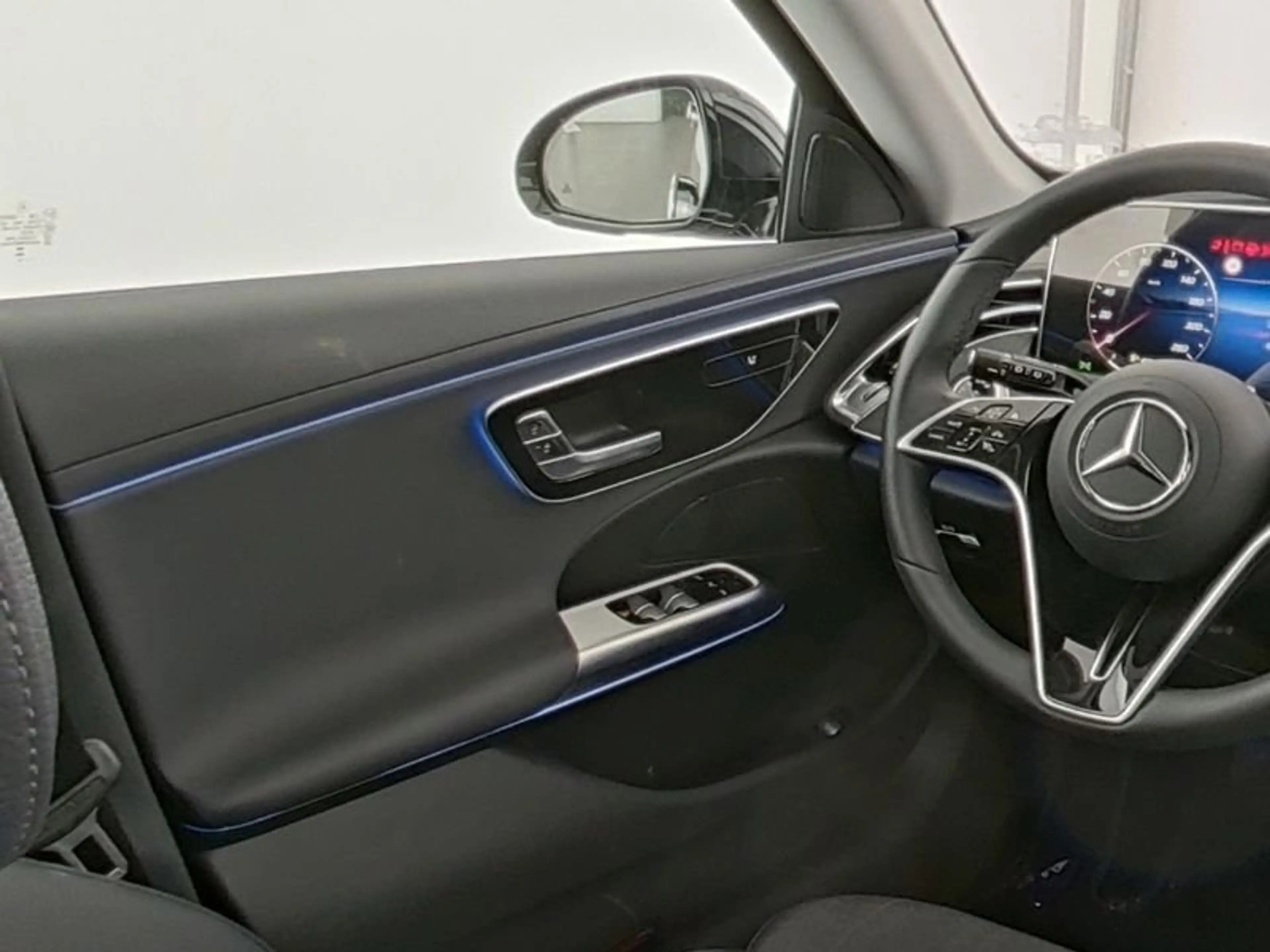 Mercedes-Benz E 200 Avantgarde Adv. Dist/Tot/Kame/PTS/AHK/Ambi — photo 7
